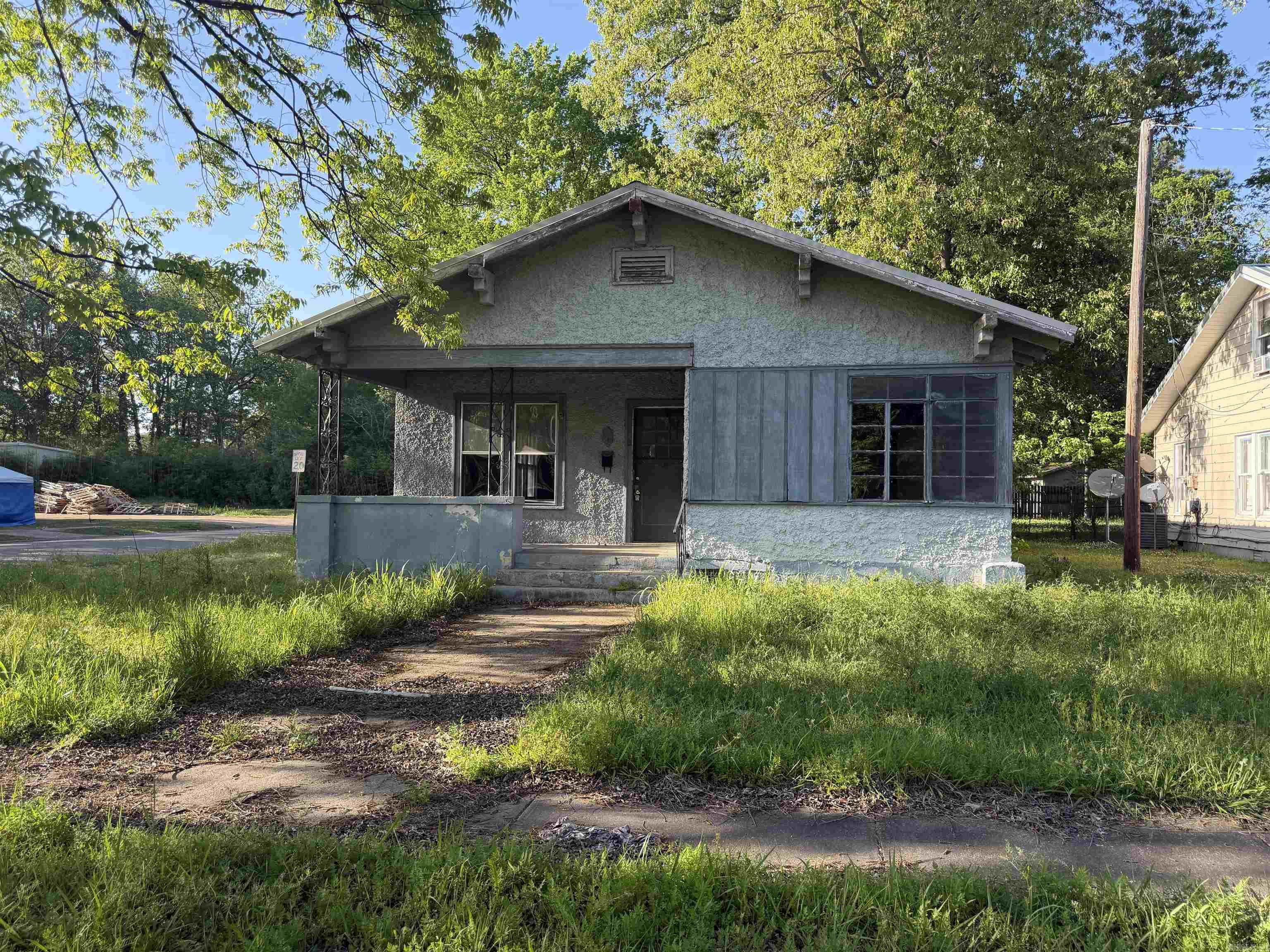 Unlock incredible potential with this spacious 1979 single-family home situated on a prime corner lot! Boasting a generous 1,650 square feet of single-story living space, this property offers an exceptional canvas for investors, flippers, or handy homeowners looking to build immediate sweat equity. Can be sold as a package along with 403 Fussell, 611 Westview, 2148 Laurel, 651 Laughrun, and 253 Beech Grove or separately.