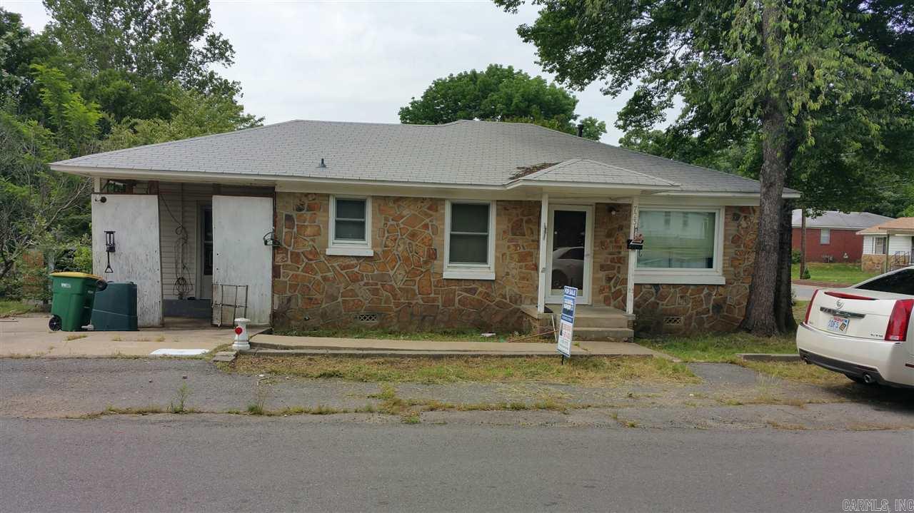 Attention Investors!!! 2 Bedrooms, 1 bath, large laundry room, & big corner lot.