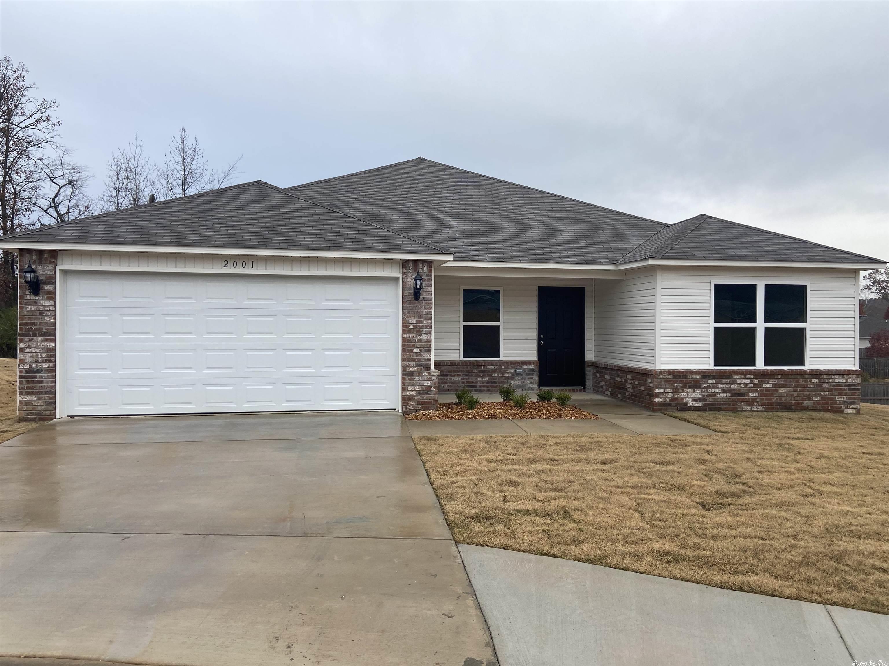 Rausch Coleman's kinsleyII Plan is a 4 bed 2 bath split open concept home. It features LVP in living room hallways wet areas and Carpet in all bedrooms. 9ft Ceiling in living and kitchen area, stainless steel appliances in kitchen. Home comes with 2 car garage with auto remotes and a 2-10 home buyer warranty.