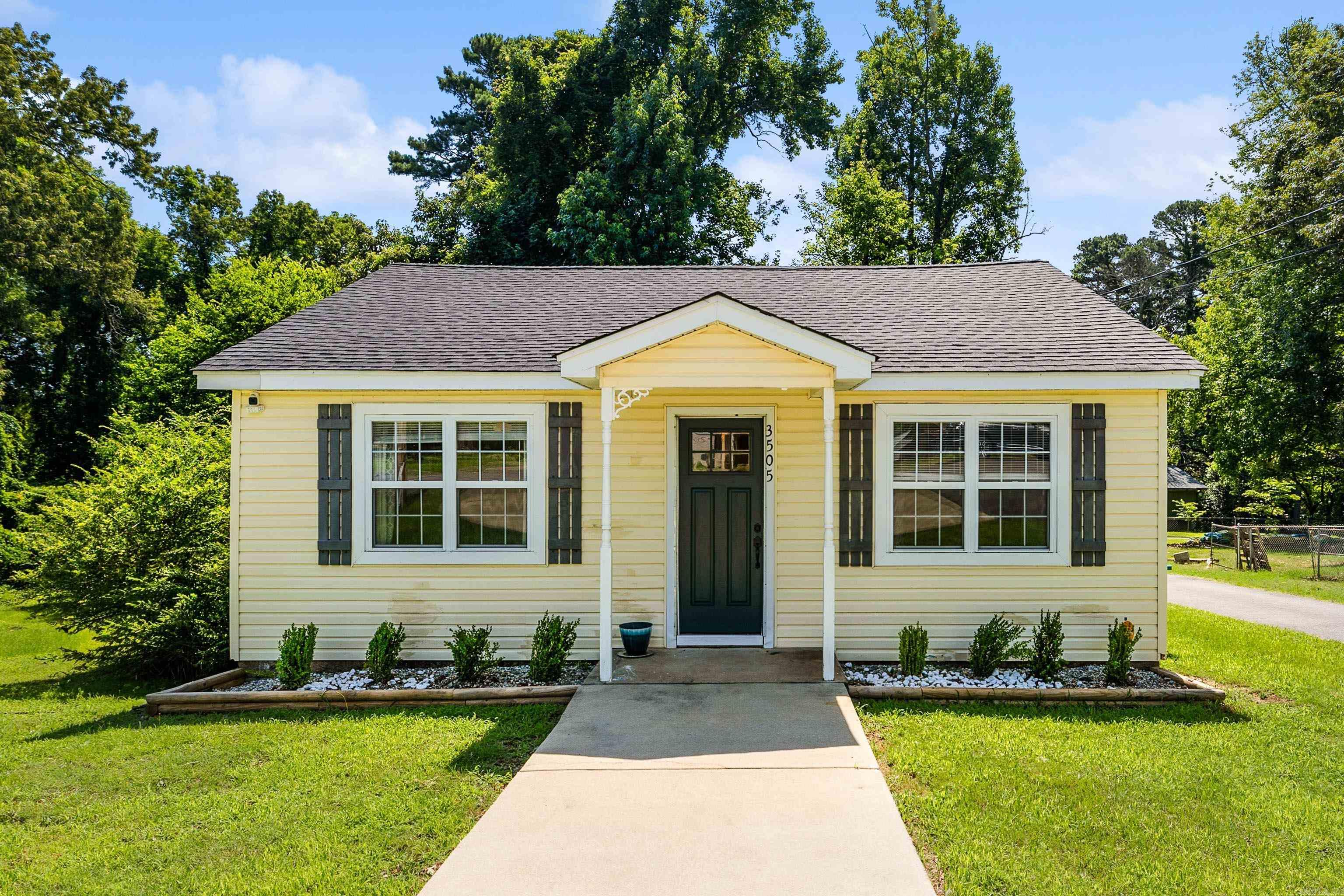 ADORABLE STARTER HOME IN THE HEART OF BENTON! Two spacious living rooms, huge updated kitchen with granite countertops, stainless appliances, dedicated dining space and breakfast bar. Open concept. LVP floors in most of home. Serene back deck with beautiful shade trees overlooking backyard. Circular driveway great for guests. New roof 2024 and fridge conveys! Close to I-30, for easy access to amenities, Little Rock, and Hot Springs. Great for first time home buyer or investor!
