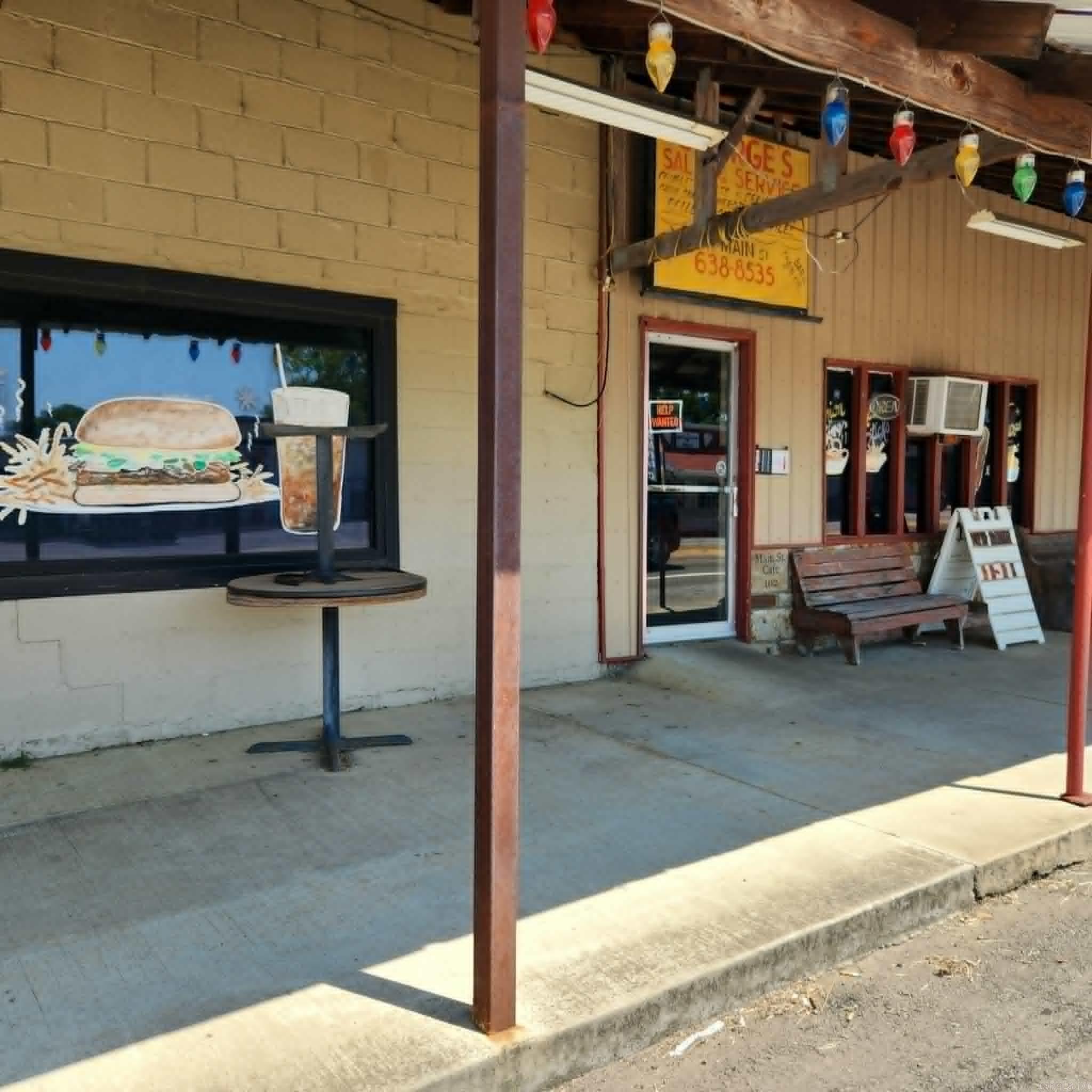 Main image without alt text
