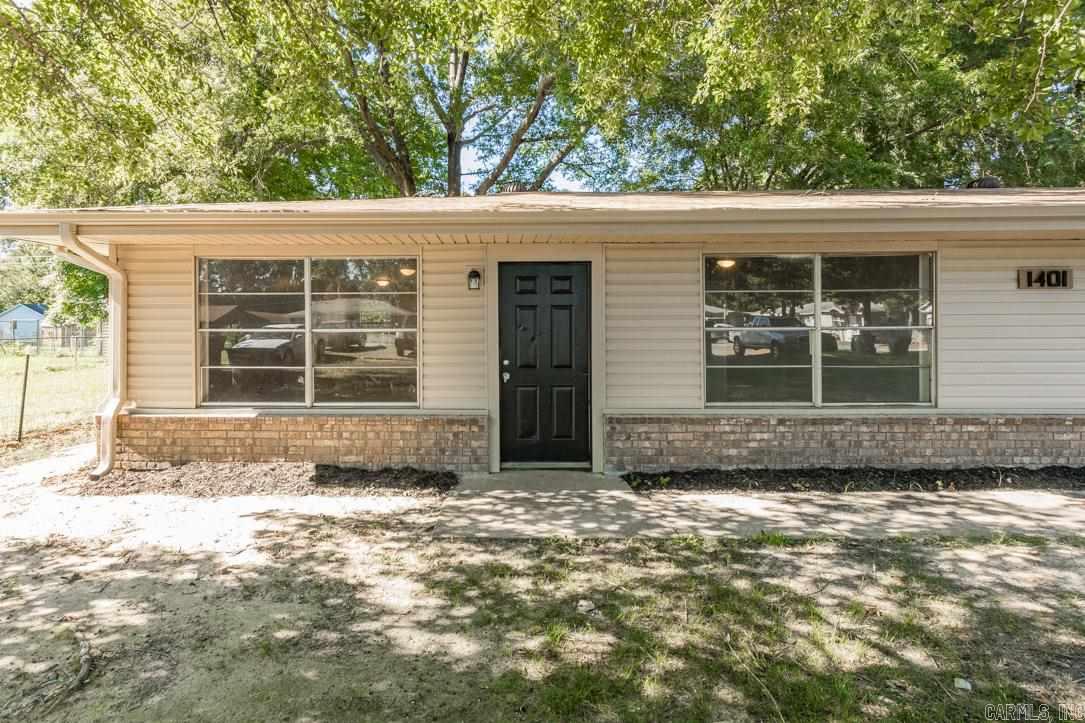 MOVE IN SPECIAL! HALF OFF FIRST MONTH’S RENT! Beautiful 2BD in Jacksonville! Kitchen comes fully equipped with a refrigerator, dishwasher and oven. Washer and Dryer also included! This property is managed by Hoffman Team so beware of scammers - we will never ask you to Cashapp us money. The lease for this property is for 18 months to 2 years with a 3% increase after the first year. Income must be 3x the amount of rent. Deposit, first month’s rent, and the $50 administration fee due before move in. This property does not accept section 8.