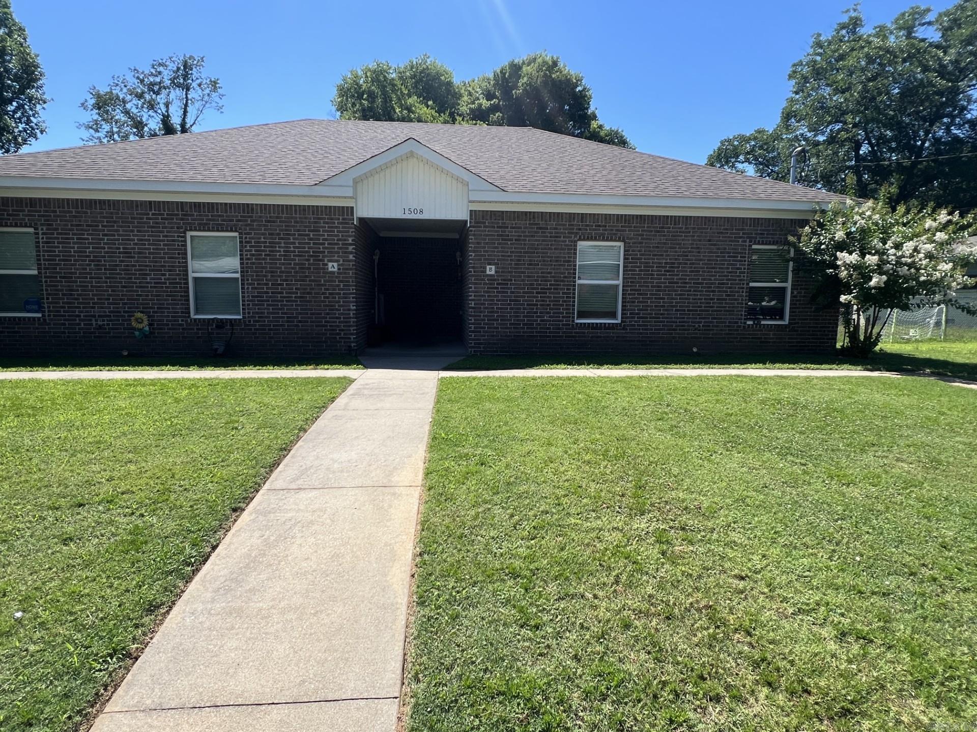 Superior condition stainless steel appliances new carpet.
