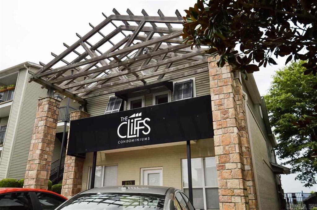 Beautiful condo in Downtown Little Rock convenient to all there is to offer in our States Capital city! Rent amount includes all furnishings!