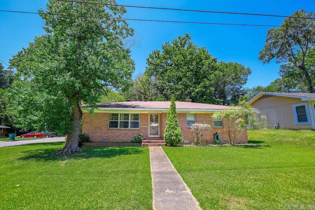 Welcome to 110 S. Holloway! This charming 3-bedroom, 1.5-bathroom home is brimming with potential. Located in a peaceful neighborhood, it's just waiting for you to add your personal touch.