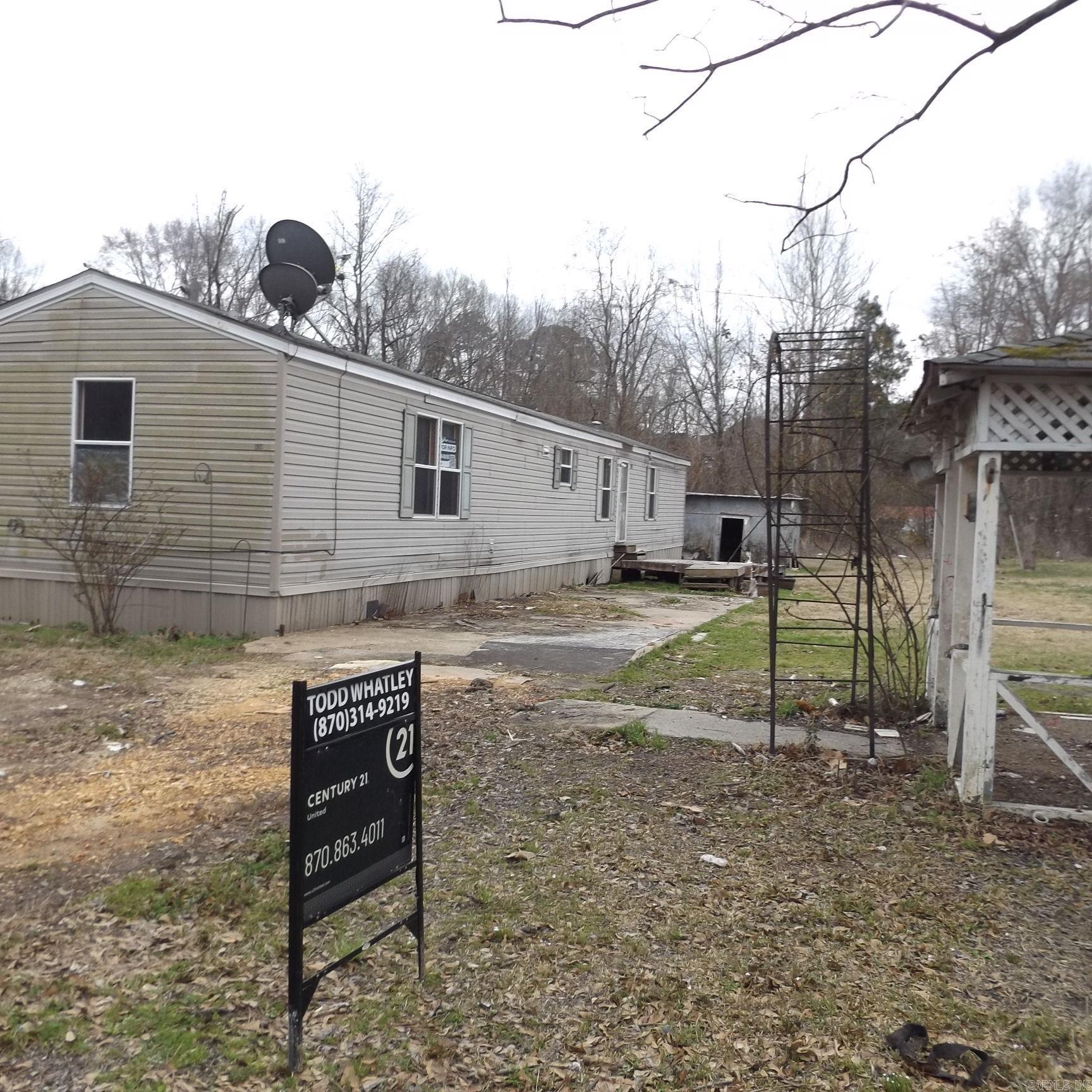 COME SEE THIS 3 BEDROOM 2 BATH MOBILE HOME LOCATED ON THE EDGE OF TOWN IN HARBURG ARKANSAS.