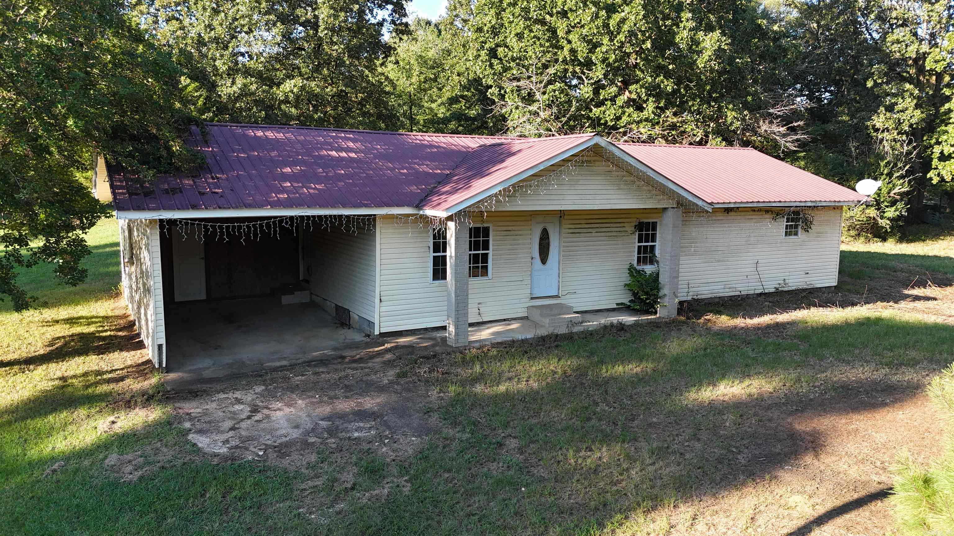 3 bedroom and 2 bath house that sits on a 1+- acre lot.  Just outside of the city limits of De Queen, Ar provides a quiet area with quick access to amenities.  This is a bank owned property that is being sold as is.