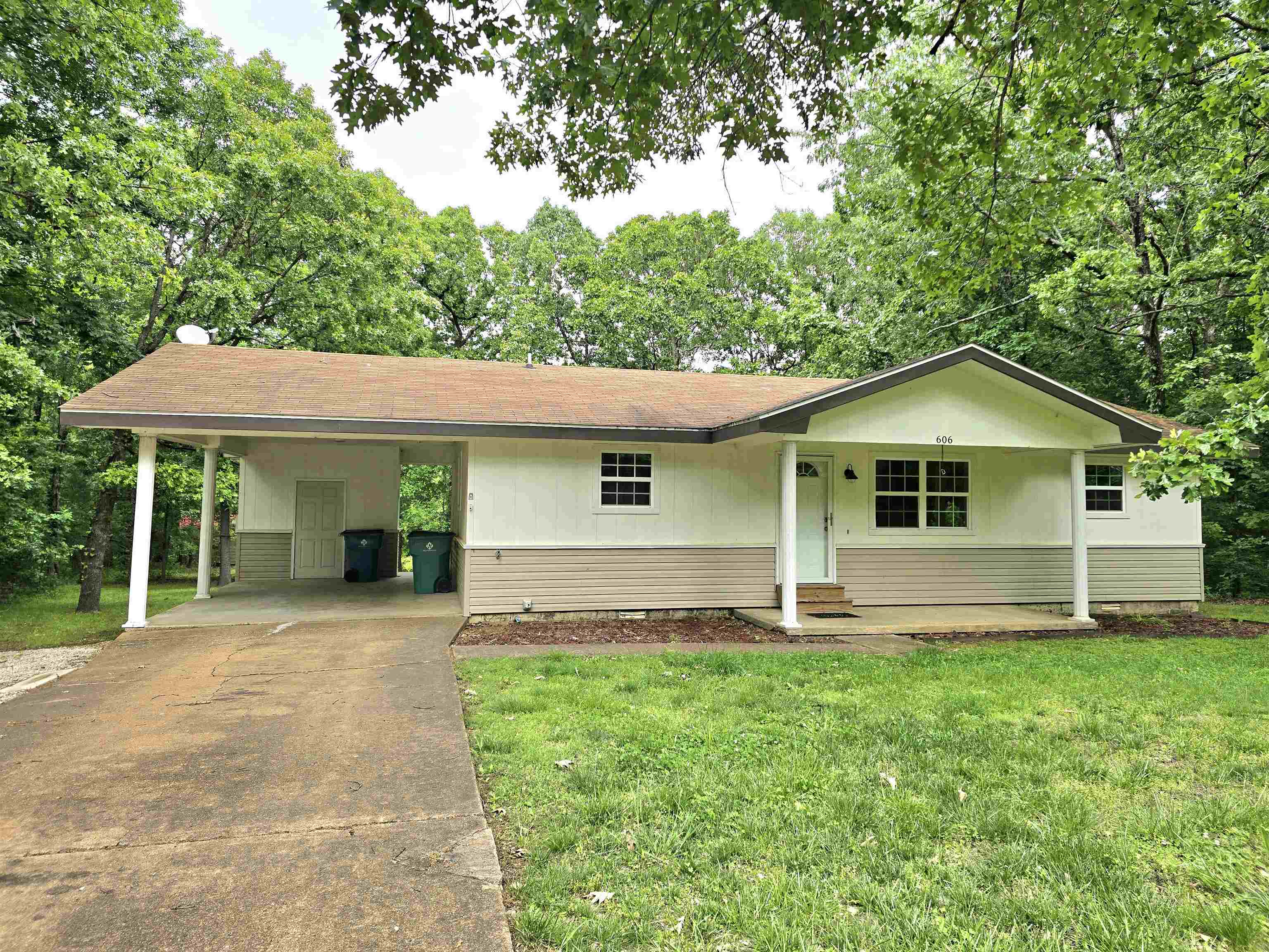 This quaint little treasure is waiting for you. With 2 beds and 2 full baths, this house offers privacy and space. Enjoy beautiful evenings on the back patio after spending the day enjoying the local activities on the lakes and more. This home also features a full kitchen, dinning, laundry room/mud room, and car port.