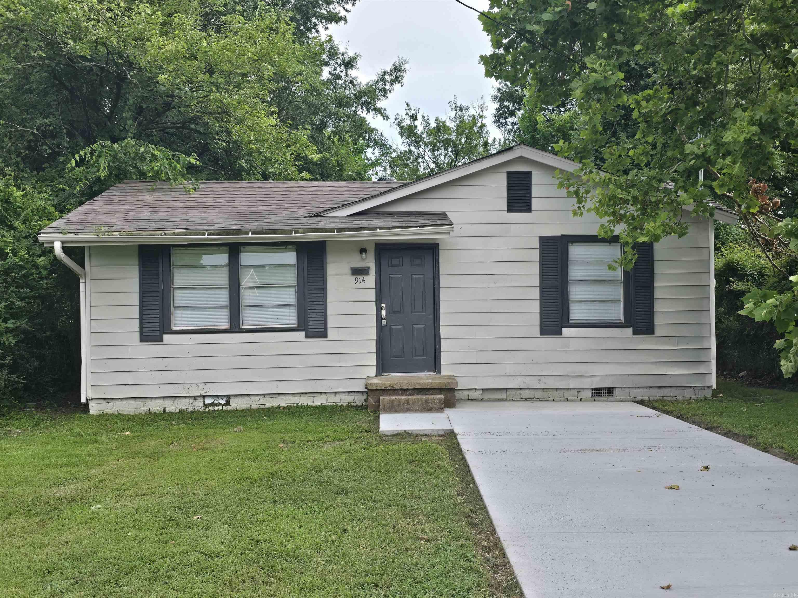 MOVE IN SPECIAL! HALF OFF FIRST MONTH’S RENT! Newly remodeled 2BD/1BA in North Little Rock that is waiting for you to call home. Plenty of natural light in living room. Granite countertops in kitchen. Luxury vinyl flooring in living spaces and carpet in bedrooms. Large yard that is partially fenced. mini-splits throughout. This property is managed by Hoffman Team so beware of scammers - we will never ask you to Cashapp us money. The lease for this property is for 18 months to 2 years with a 3% increase after the first year. Income must be 3x the amount of rent per month unless you have a housing voucher. Deposit, first month’s rent, and the $50 administration fee due before move in. Schedule your showing today: https://showmojo.com/l/52d60400f4/914-e-17th-street-north-little-rock-ar-72114?g=1&sd=true
