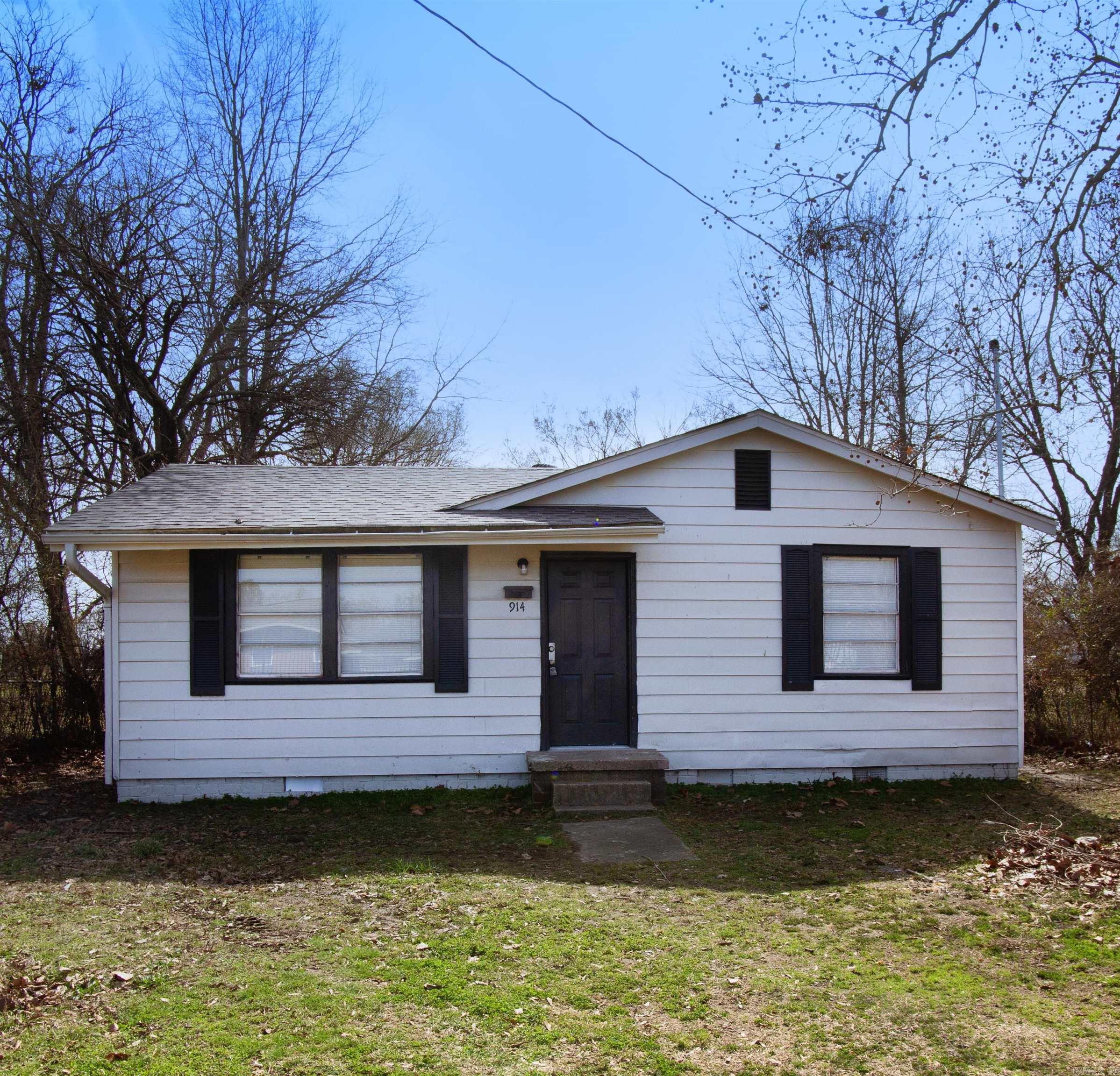 MOVE IN SPECIAL! HALF OFF FIRST MONTH’S RENT! Newly remodeled 2BD/1BA in North Little Rock that is waiting for you to call home. Plenty of natural light in living room. Granite countertops in kitchen. Luxury vinyl flooring in living spaces and carpet in bedrooms. Large yard that is partially fenced. mini-splits throughout. This property is managed by Hoffman Team so beware of scammers - we will never ask you to Cashapp us money. The lease for this property is for 18 months to 2 years with a 3% increase after the first year. Income must be 3x the amount of rent per month unless you have a housing voucher. Deposit, first month’s rent, and the $50 administration fee due before move in. Schedule your showing today: https://showmojo.com/l/52d60400f4/914-e-17th-street-north-little-rock-ar-72114?g=1&sd=true