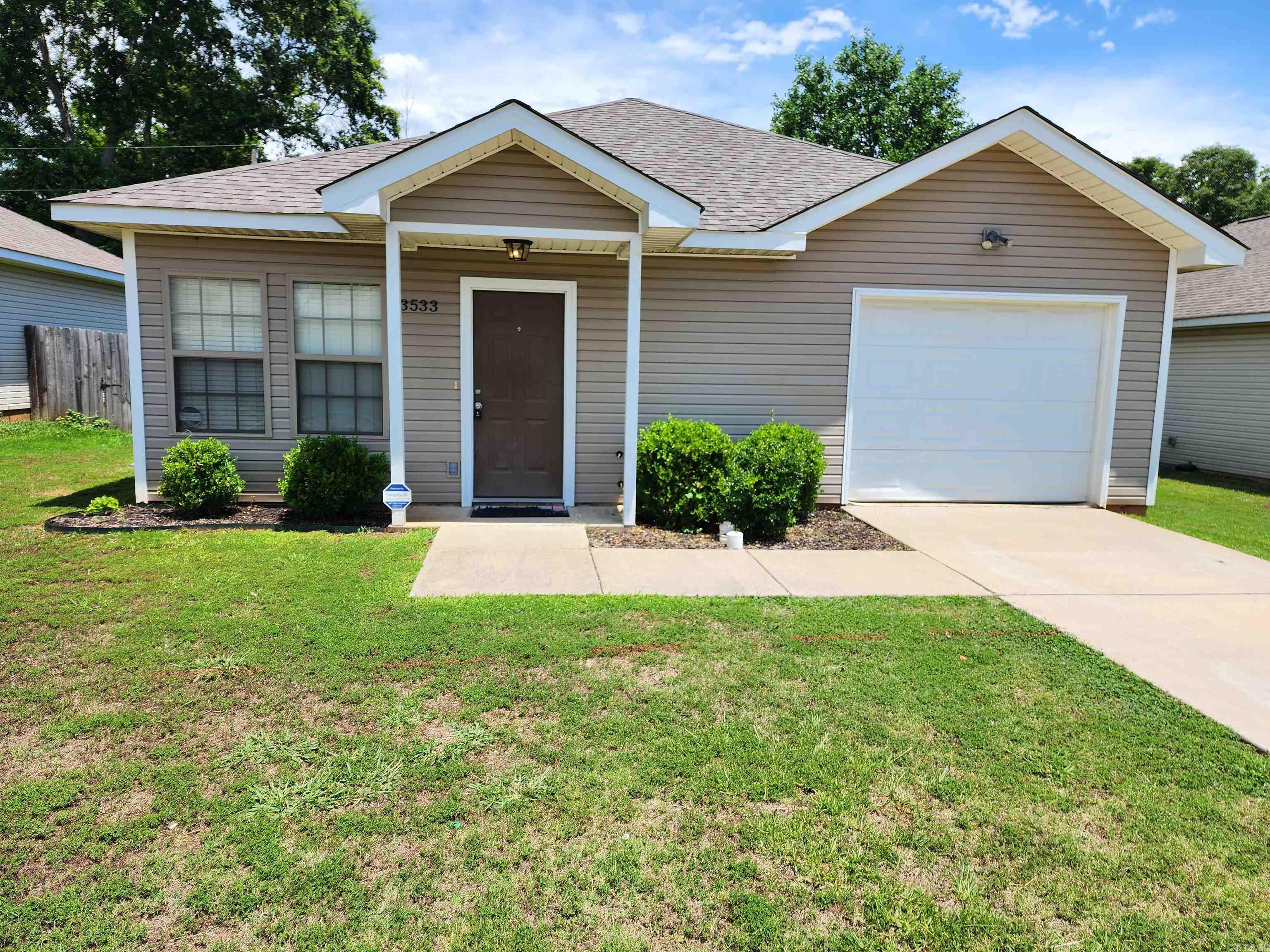 Looking for a comfortable home in the desirable Benton School District? Look no further than this 3-bedroom, 2 bathroom rent house with a fenced-in yard and open layout! Don't miss your chance to make it yours - contact us today to schedule a viewing! Pets allowed - $250 refundable deposit & $25 monthly fee (per pet)