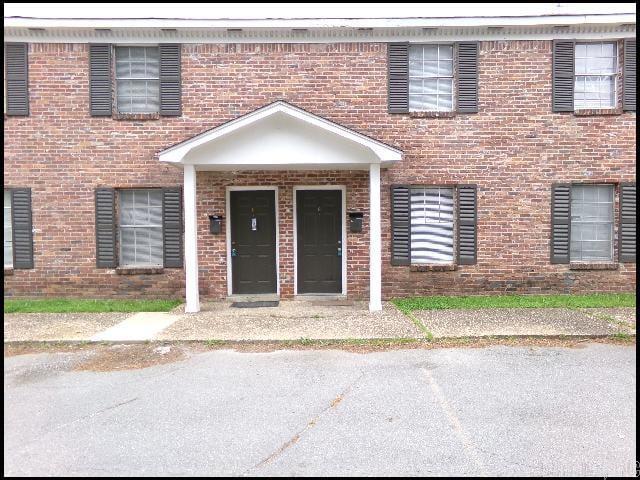 *BRISTOL MANOR TOWNHOMES* CUTE TOWNHOME IN SANTA FE PARK SUBDIVISION!! This 2 Bedroom And 1.5 Bath Unit Features Over 900 Sqft! Refrigerator, Stove, And Dishwasher In Kitchen! Luxury Plank Vinyl And Carpet Throughout! Fenced Back Patio! Lot With 1 Assigned Space For Parking! PET FRIENDLY!! AVAILABLE NOW!!!<a href='https://raineyrealty.com/virtualtour.php?r=yHg8rh'> Click here for a 360° Virtual Tour</a>