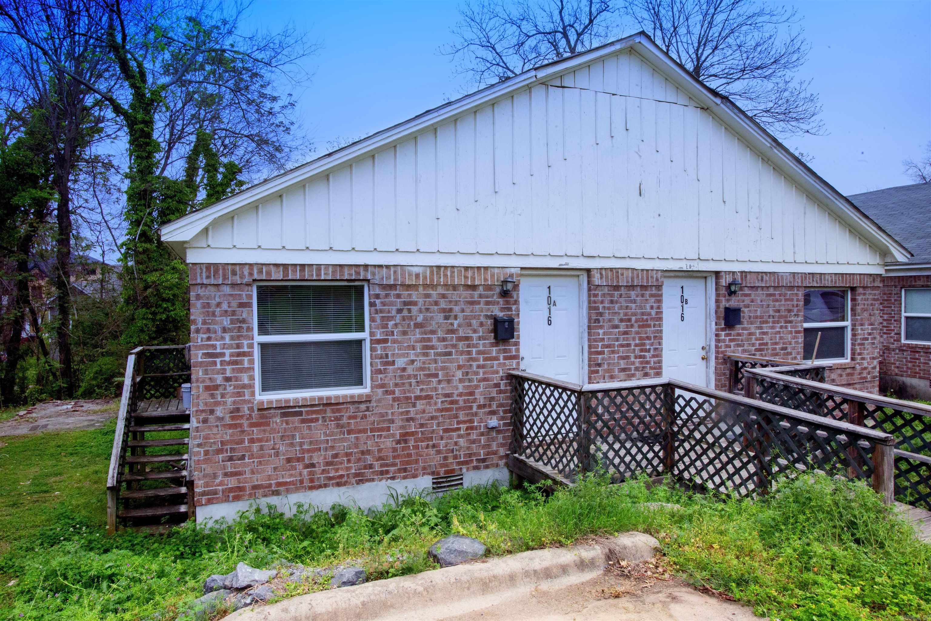 Cute and cozy 2BD/1BA duplex in downtown Little Rock, minutes away from SOMA. Beautiful hardwoods throughout most living and bedroom spaces. This property is managed by Hoffman Team so beware of scammers - we will never ask you to Cashapp us money. The lease for this property is for 18 months to 2 years with a 3% increase after the first year. Income must be 3x the amount of rent per month unless you have a housing voucher. Deposit, first month’s rent, and the $50 administration fee due before move in. There is a 25 lbs. weight limit for pets. FREE WIFI FOR 2 MONTHS THEN JUST $45/MONTH AFTER!!