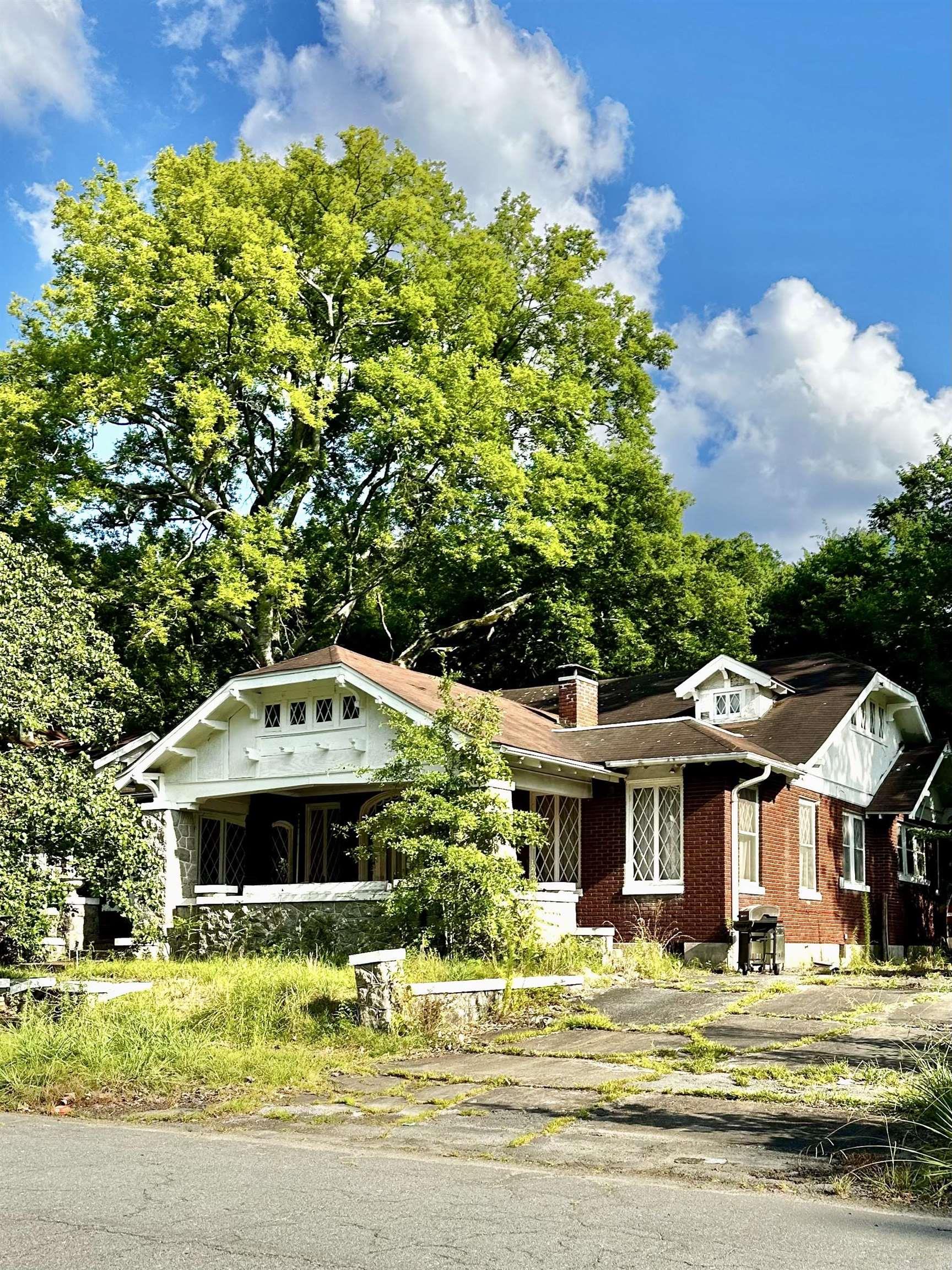 Craftsman Quality! Don't miss this classic Home with tons of potential. Situated on two city lots on the corner of Martin Place. 3026sf. Original wood floors, crown molding, doors and hardware. 4 bedrooms and 3 bathrooms, Living Room, Den, Library and Smoking Room. Truly a Historic Gem. Being sold AS-IS.