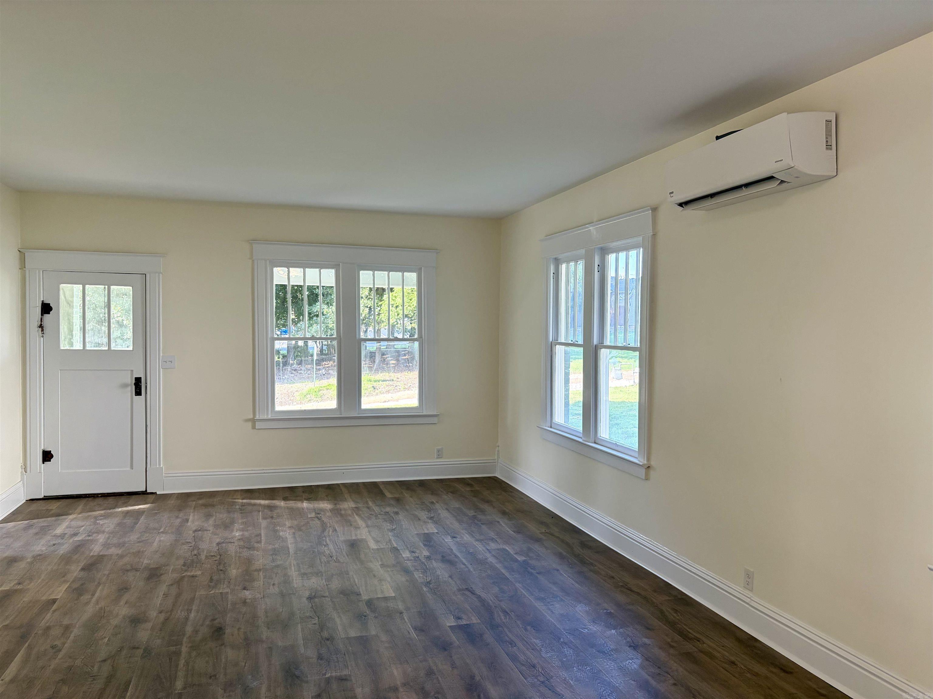 EAST BROADWAY - Residential