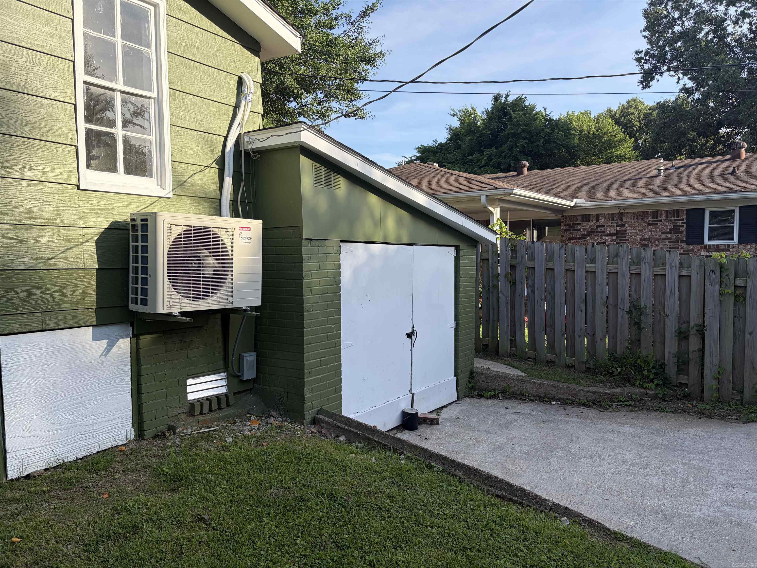EAST BROADWAY - Residential