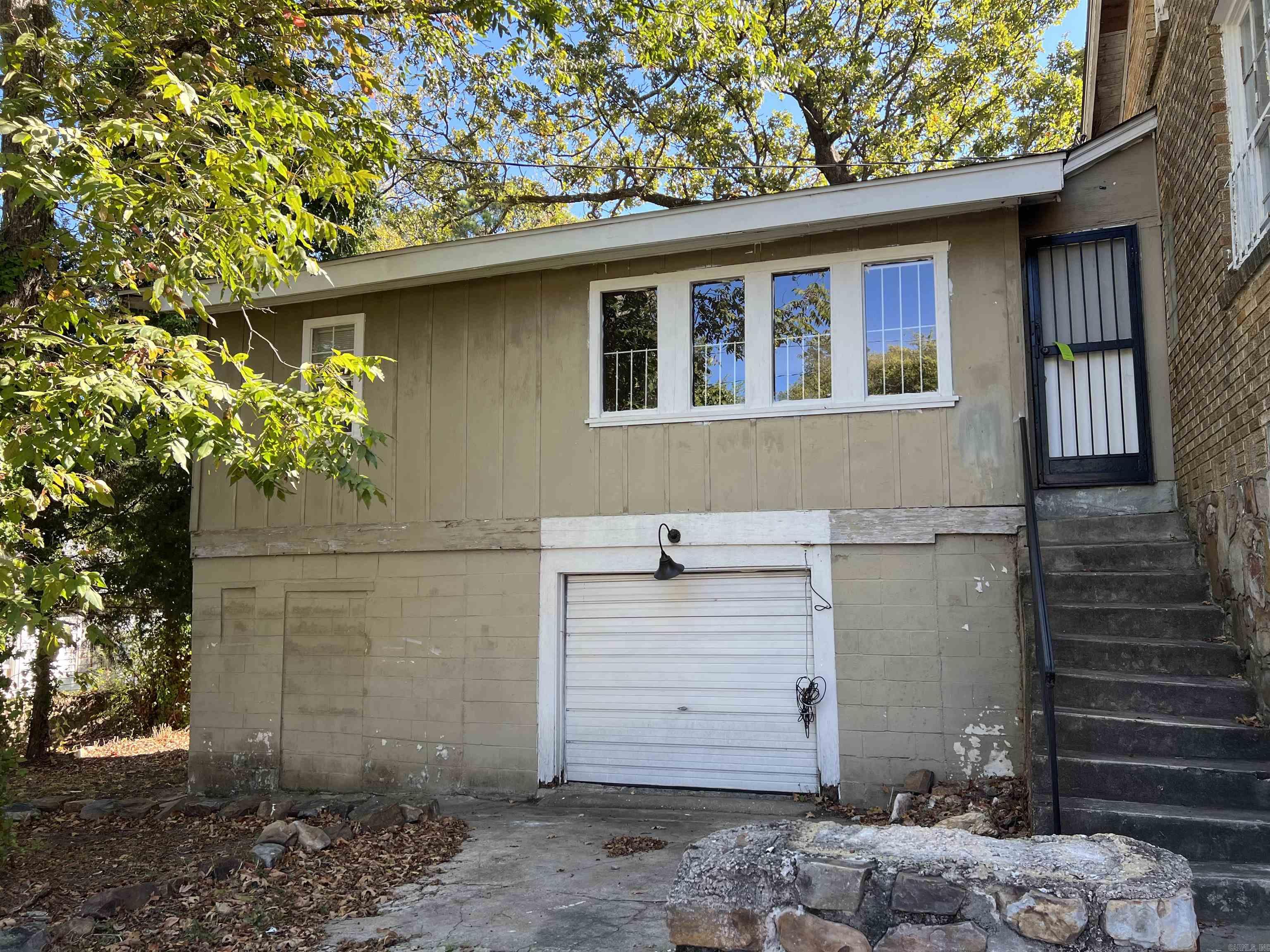 1 Bed/1 Bath Studio apartment. Garage with parking. Unit is behind house.