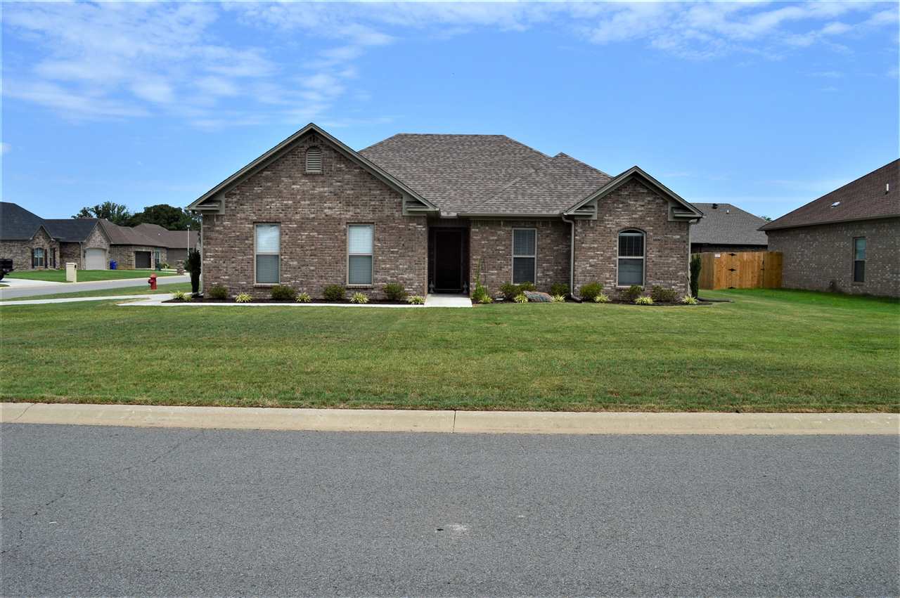 IMMACULATE CUSTOM BUILT 3BR/2BA home in Makenna Cove nestled on a corner lot with a side load garage.  This pristine home boasts of many upgrades: flooring was upgraded to waterproof laminate throughout, granite countertops in kitchen and bathrooms, upgraded Signature Pearl soft close cabinets and drawers, upgraded oil rub bronze fixtures, knobs & hinges, Hunter ceiling fans, extra landscaping (rock garden & raised brick garden), 5" gutters, extended patio, room for detached workshop/garage.(ShowingRemarks)