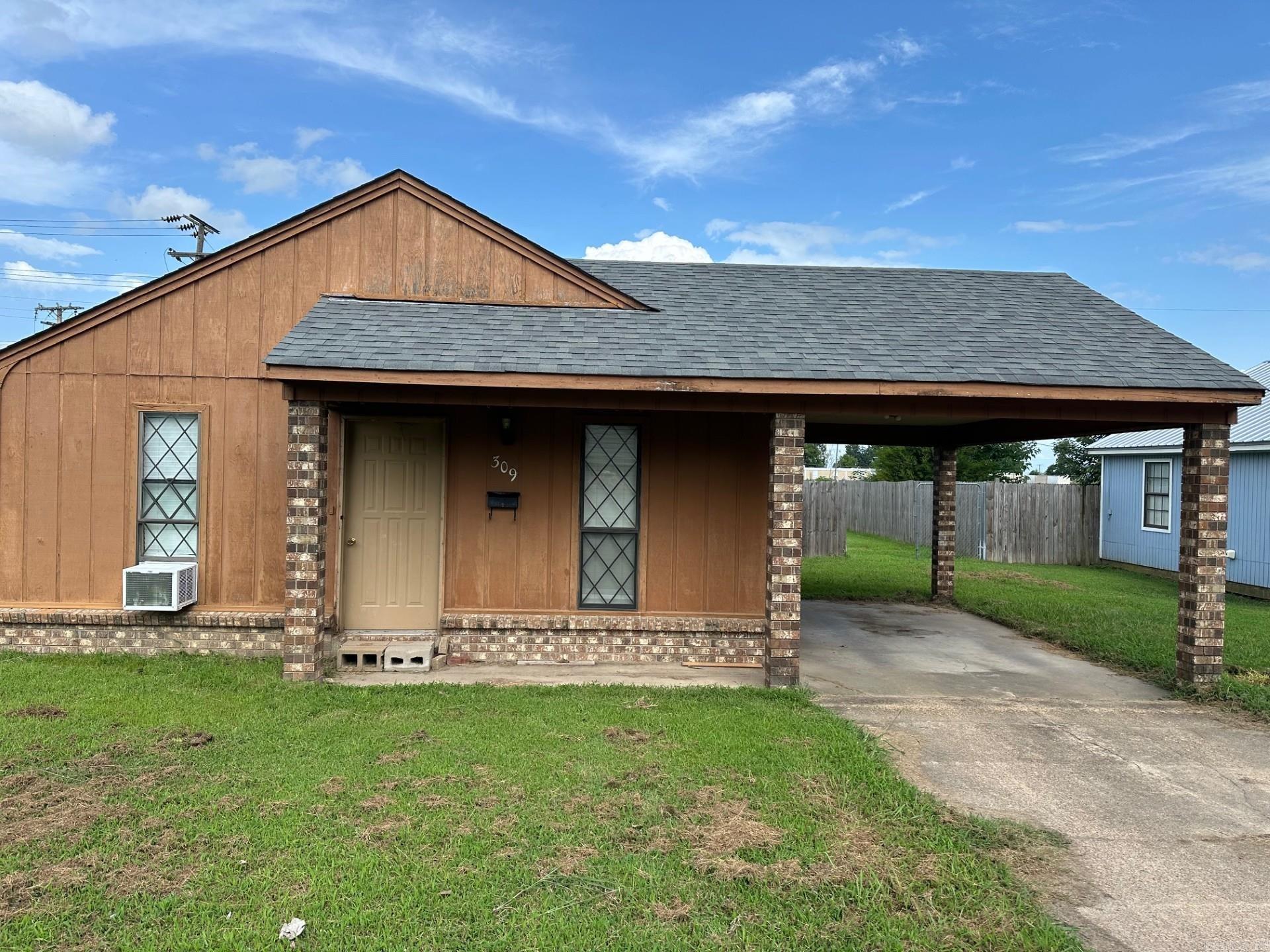 This a nice 2 bedroom 1 bath home in Trumann. The kitchen has been updated, as well as the bathroom. There is a fully fenced back yard. A new roof was put on in April of 2021. Seller is offering up to $5000 allowance (with acceptable offer)for a new HVAC unit.