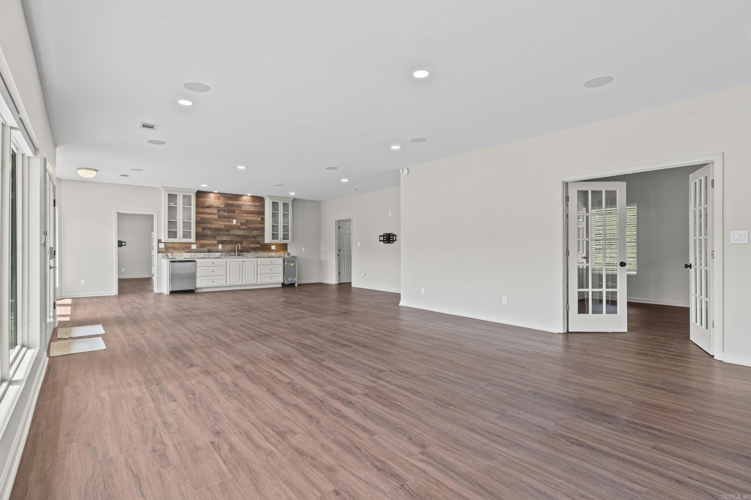 HUNTERS REST CORP - Residential