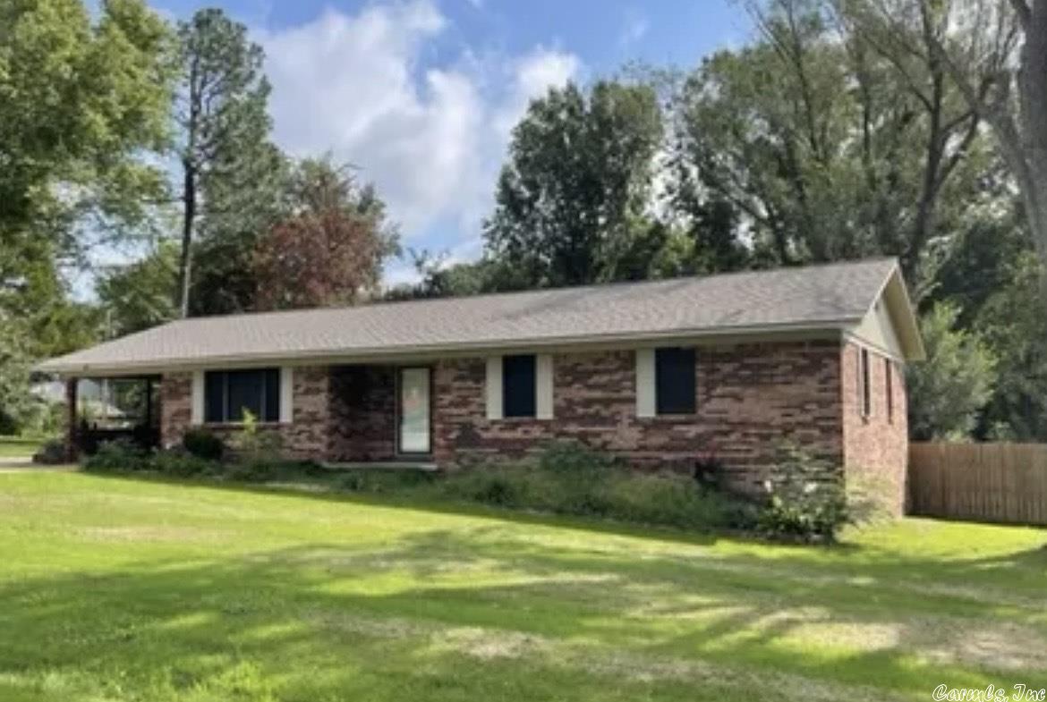 This Ozarks 3 bed/2 bath brick home located in Imboden, AR features an open floor plan & a fenced backyard.