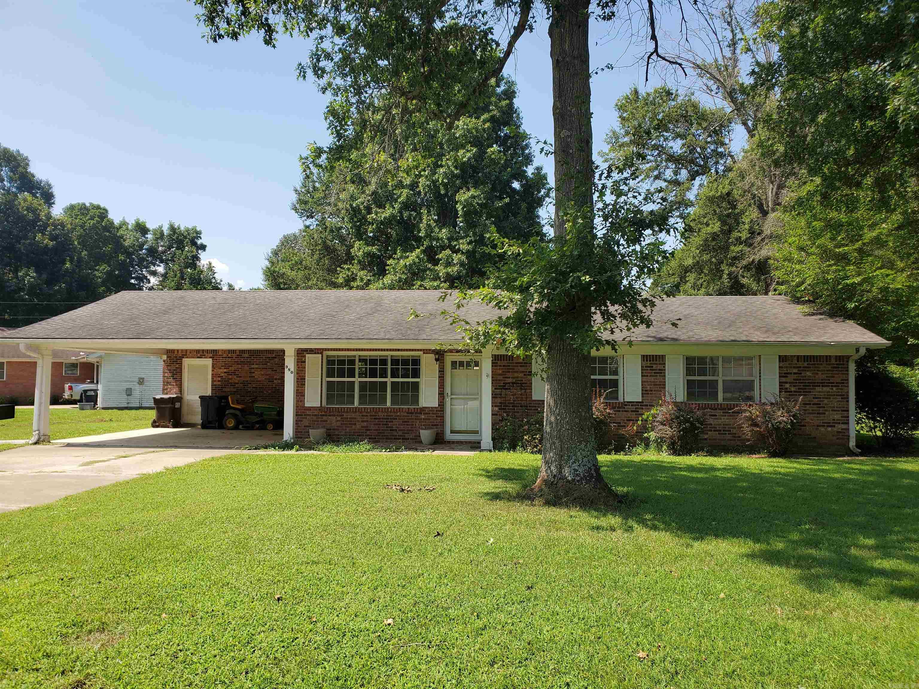 980 Homecrest Dr. in Piggott, Arkansas is a 3BR, 2BA, 1271SF home sitting on a 0.38 parcel nestled in beautiful Ballard Heights, right next to the Sugar Creek Country Club! This cozy home has been completely renovated from top to bottom! All the kitchen appliances with this move in ready home! The large fenced in backyard is perfect for the kids to run and play! This home is picture perfect for your young family!