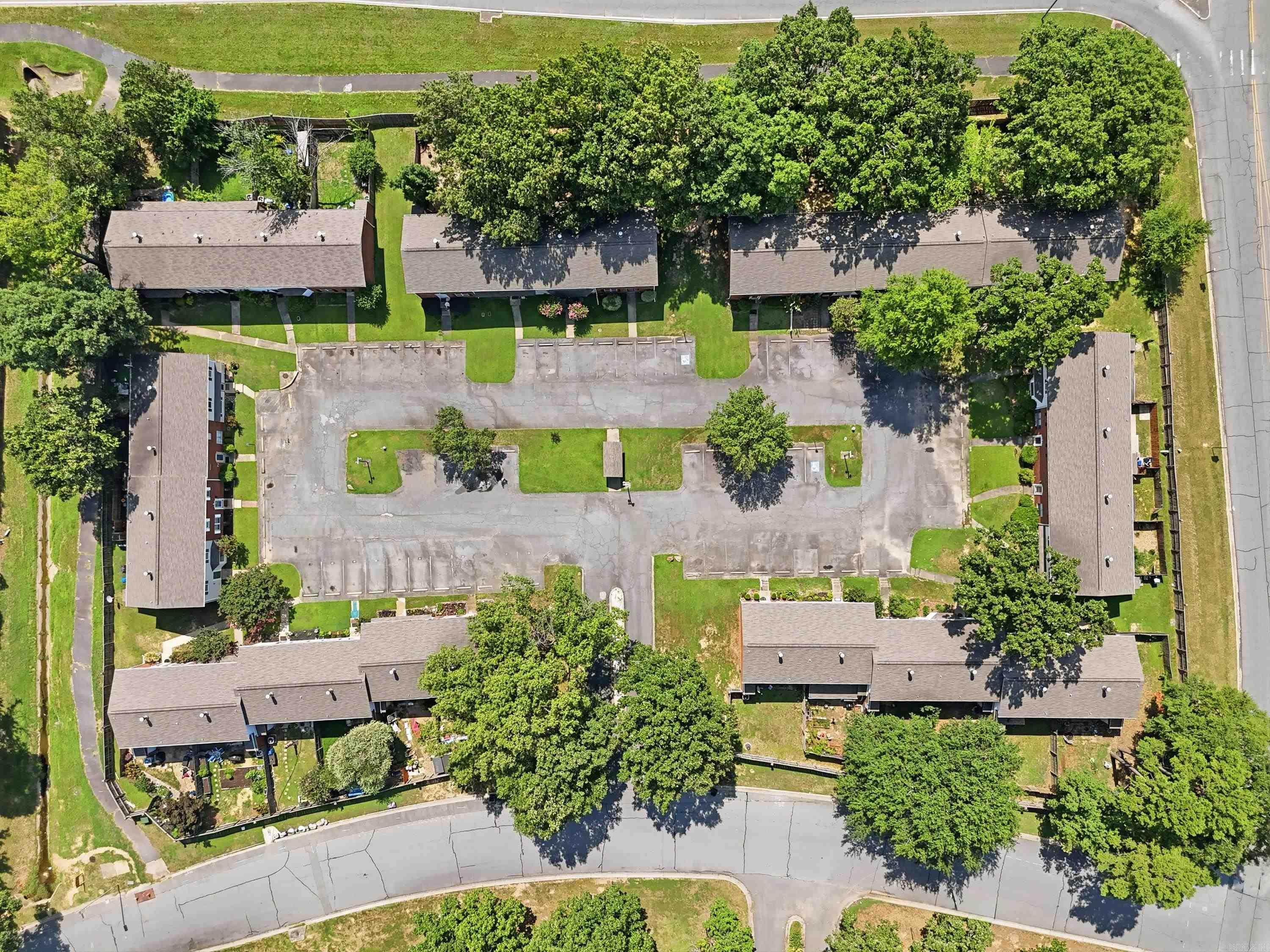 OAKCREST MANOR TWNHMS - Residential