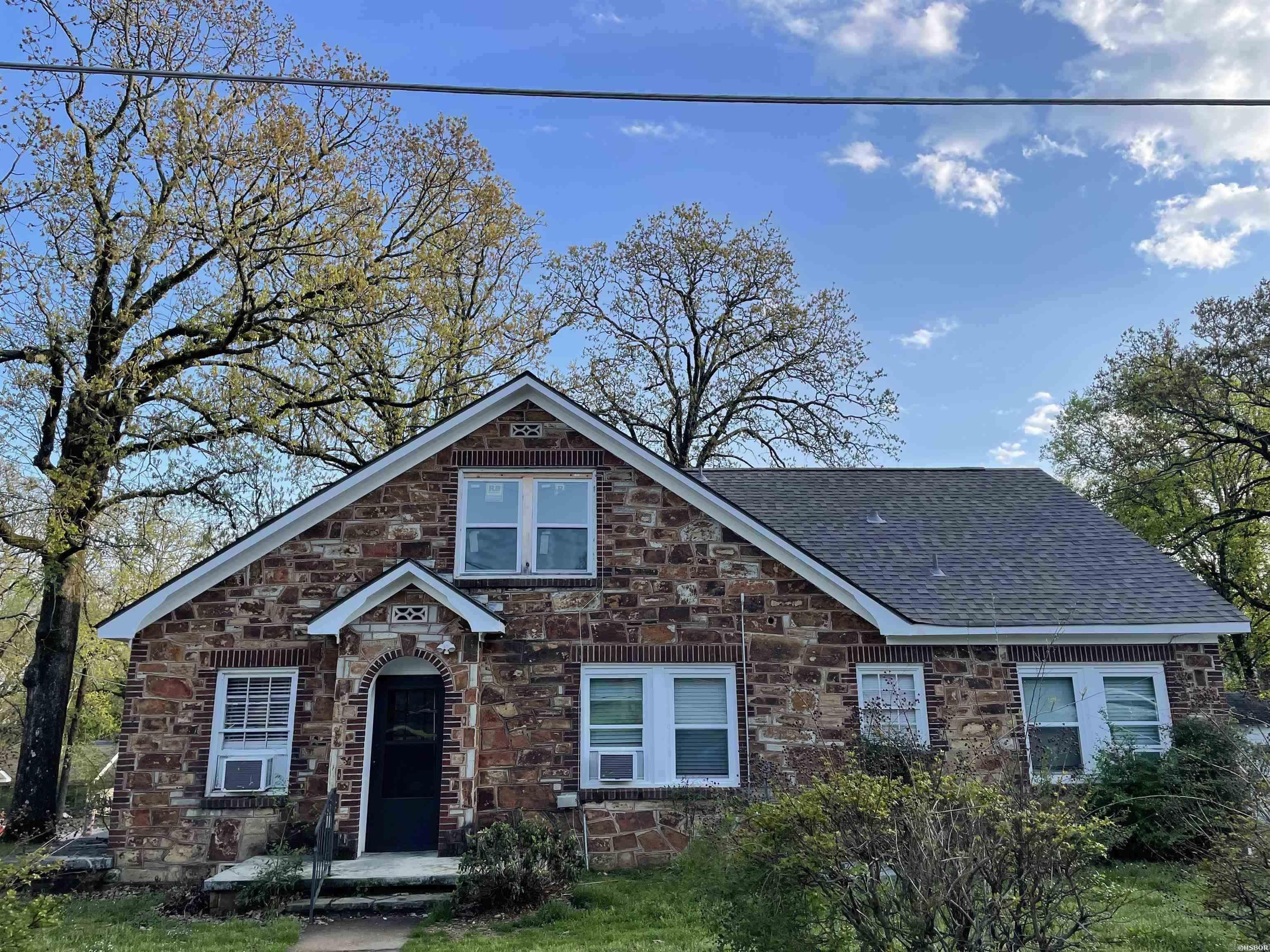 Classic Rock house, is currently designed as a Duplex 3/1 downstairs, and 2/1 upstairs, huge backyard and storage shed. Upstairs is not complete.
