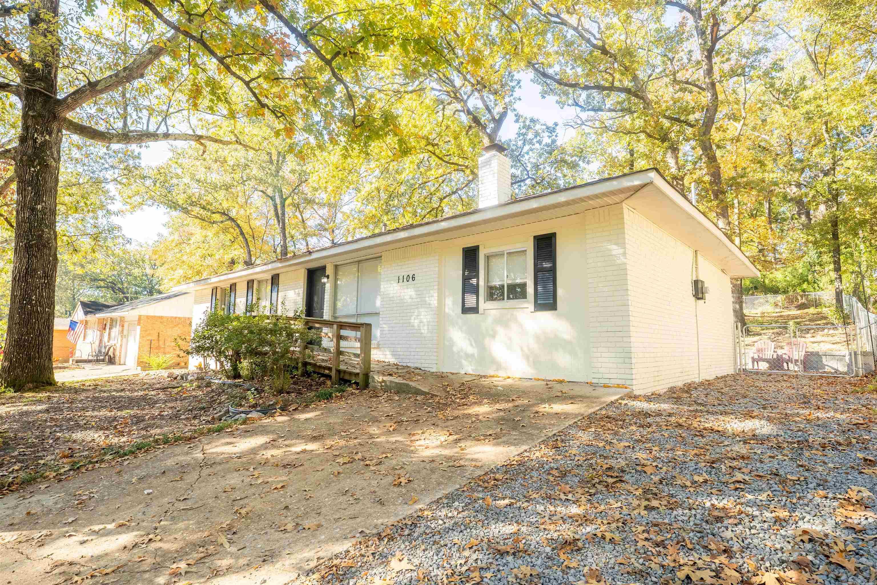 Welcome to this charming Benton home featuring 3 bedrooms and 2 full baths- Plus a bonus room. You’ll love the updated kitchen and bathrooms, cozy fireplace, and spacious back patio—perfect for relaxing or entertaining. Conveniently located near schools, parks, and shopping, this home offers comfort and modern updates in a great neighborhood.
