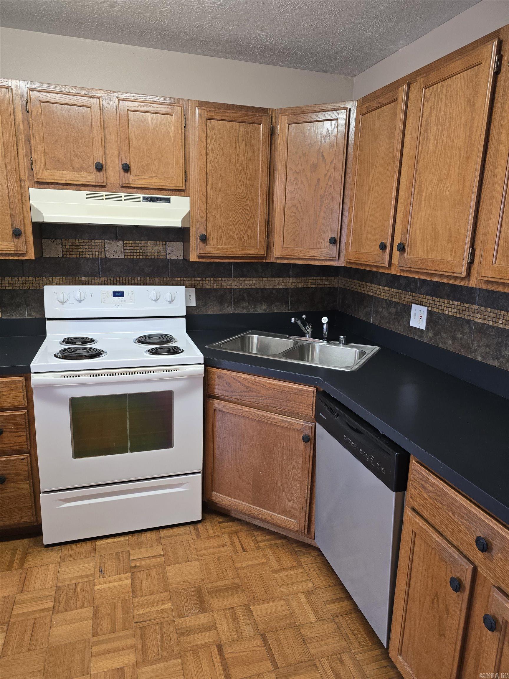 RIVER OAKS COMMONS - Residential