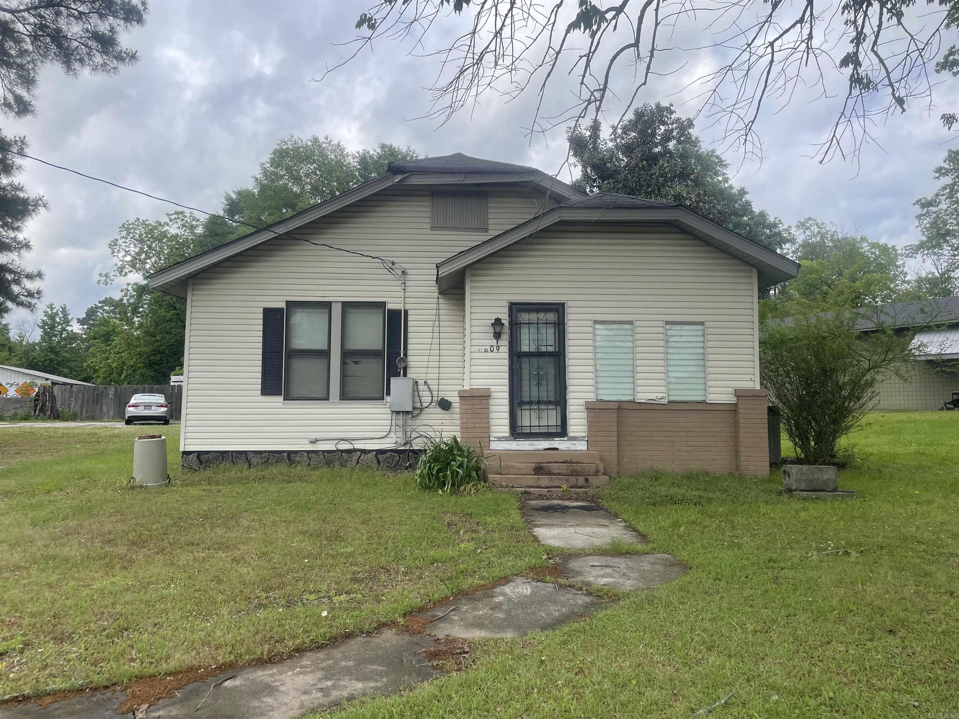 Great commercial and business opportunity with awesome road frontage. Property located near the White Hall Hwy 270 and I-530 business district. All main utilities available with city sewer possible. Home needs to be renovated but perfect size for office space!!