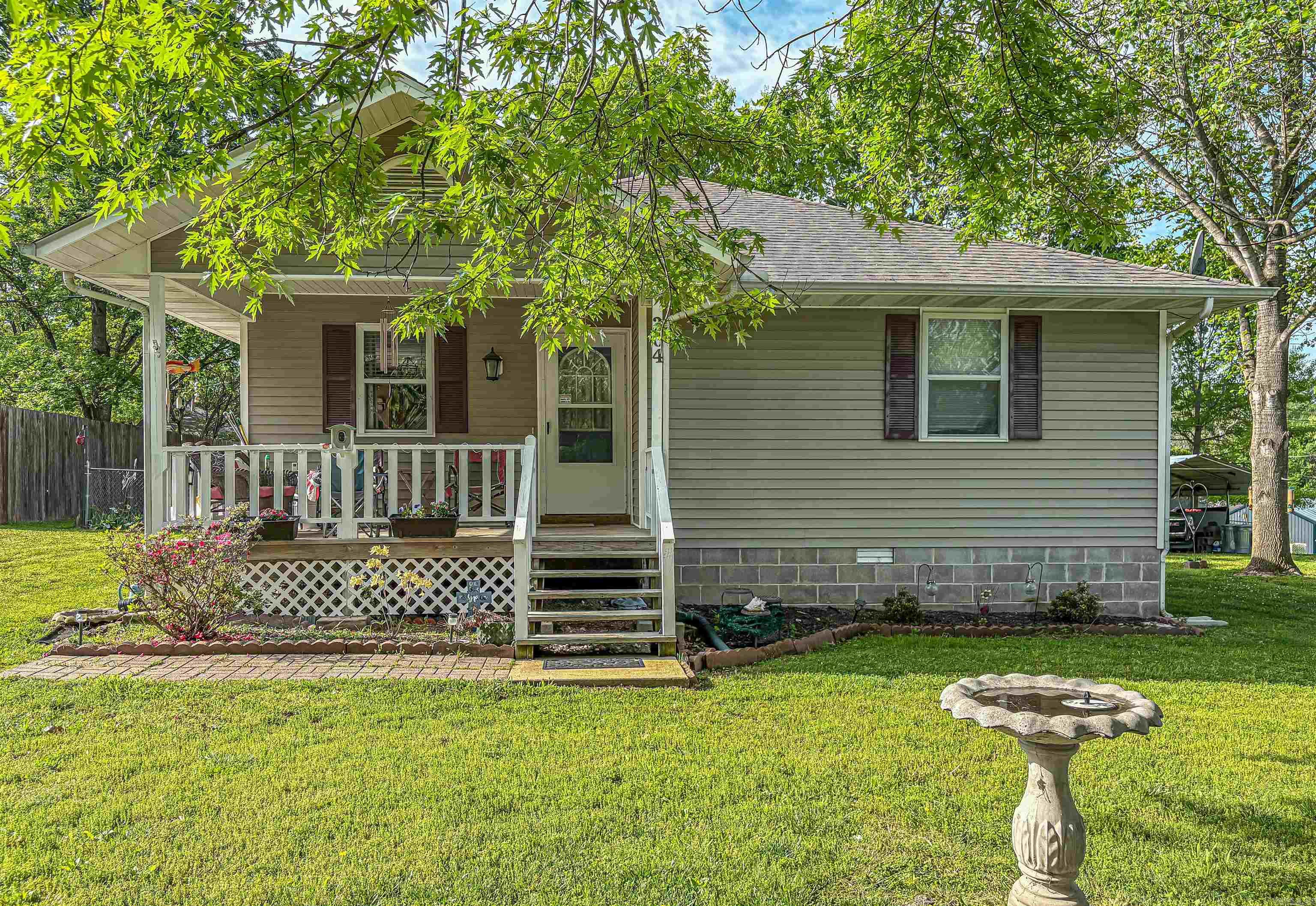 Discover your dream house! This newly renovated 3-bedroom property offers lot of comfortable living space. Featuring clean, updated, beautifully decorated. Close to the White River and Bull Shoals Lake, perfect for a VRBO move in ready, this property is perfect for those seeking a close to town neighborhood. Located in quiet subdivision, you'll enjoy convenient access to local amenities. Don't miss this opportunity to make this house your home. Contact us today to schedule a viewing!