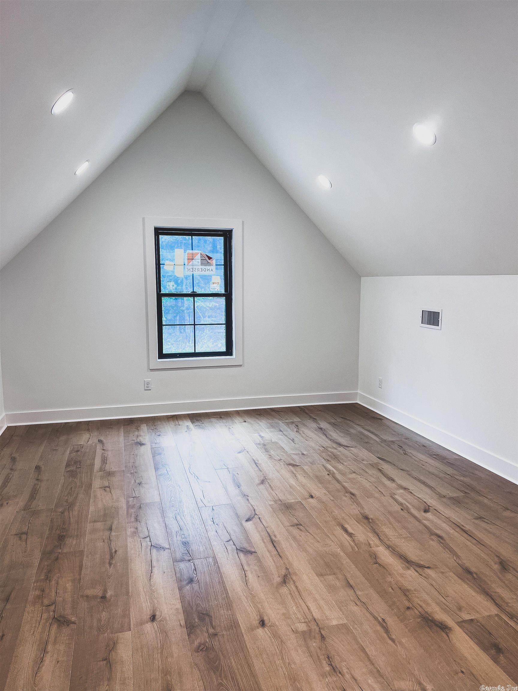 BEAR'S DEN - Residential