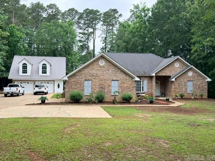 beautifuil home with 3 bed 2 bath and an upstairs garage apartment