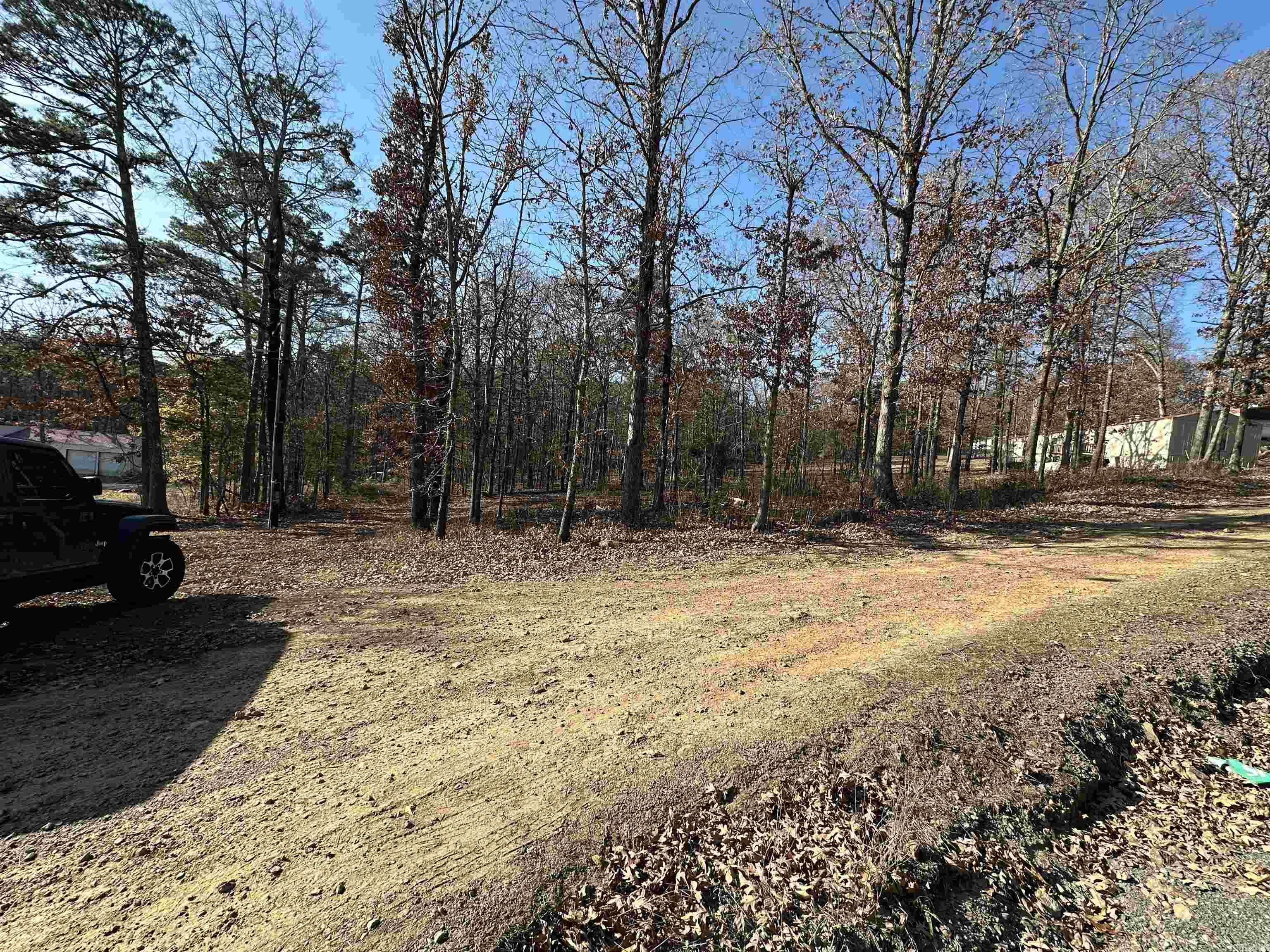 Nice buildable lot. Just minutes from town and marinas.