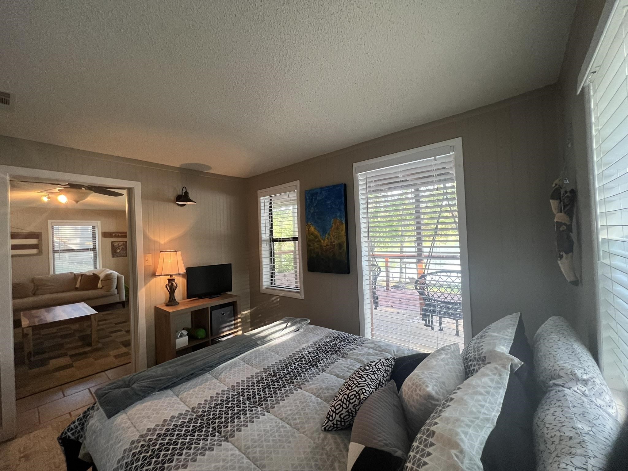 WOODLAND HILLS - Residential