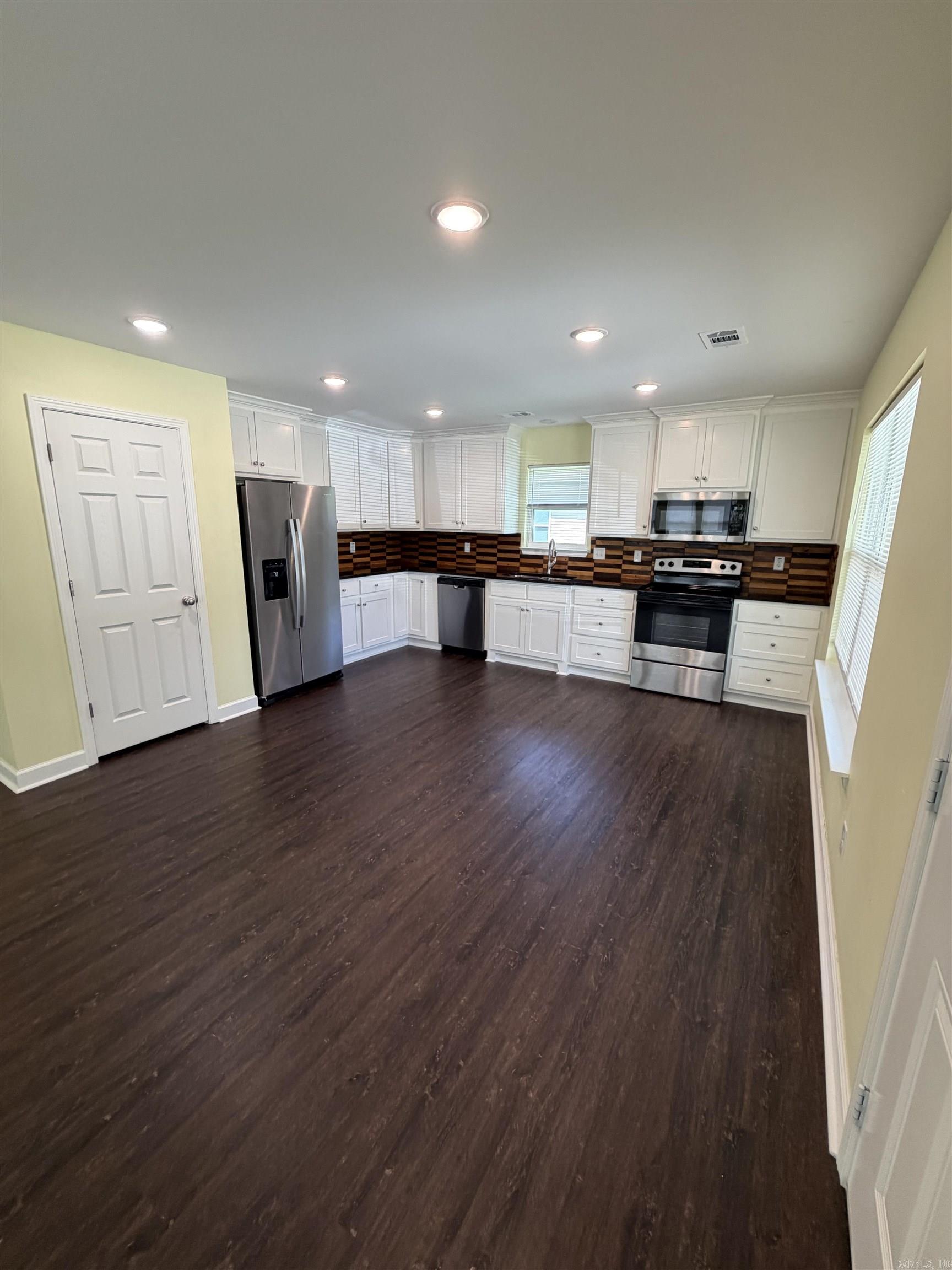 THOMAS' ACRES - Residential Lease