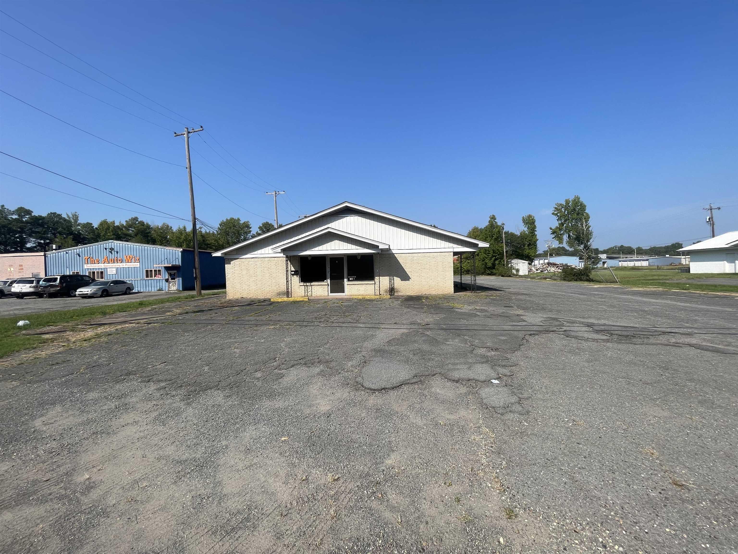 Great commercial building in a highly visible location!This spacious property has 3 separate offices and entrances with a total of 3,600 sq feet. Currently there is a long term tenant who doesn't plan to move so immediate income producing! The roof was recently replaced in 2023. Call today for a tour! Agents see remarks.