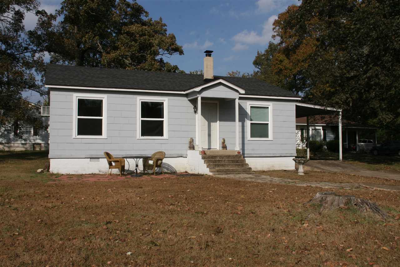 Great starter home or rental. Close to town and walking distance to the Court Square. 2 bedrooms 1 bath with attached carport.  New vinyl windows installed and heat, water heater and cook-stove work off propane.