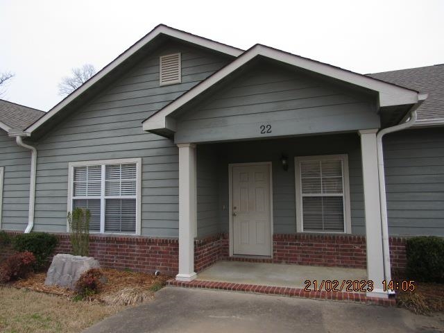 Well maintained 3 bedroom unit located in the highly sought after Stonegate! This unit is all electric and offers all kitchen appliances including refrigerator, washer & dryer, 2 inch blinds throughout, 9 foot ceilings, covered rear patio, stained concrete floors throughout, and more!
