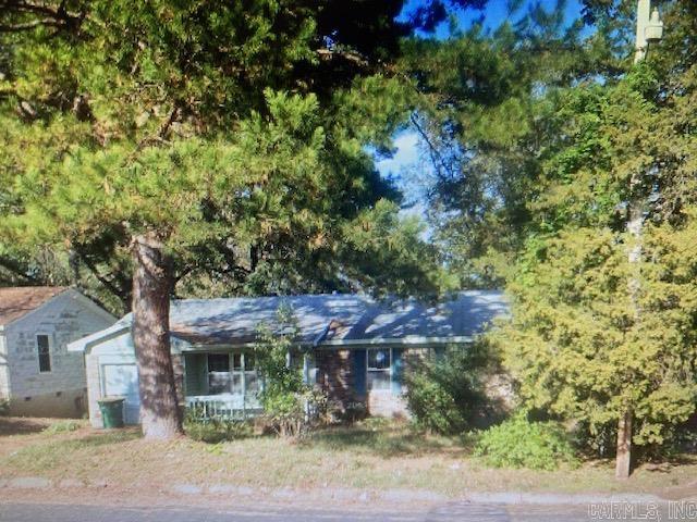 Home in the Lakeview subdivision with 3 bedrooms, 1 full bath and a 1/2 bath with garage and large back yard. Agents see confidential agent remarks for additional information and showing instructions.