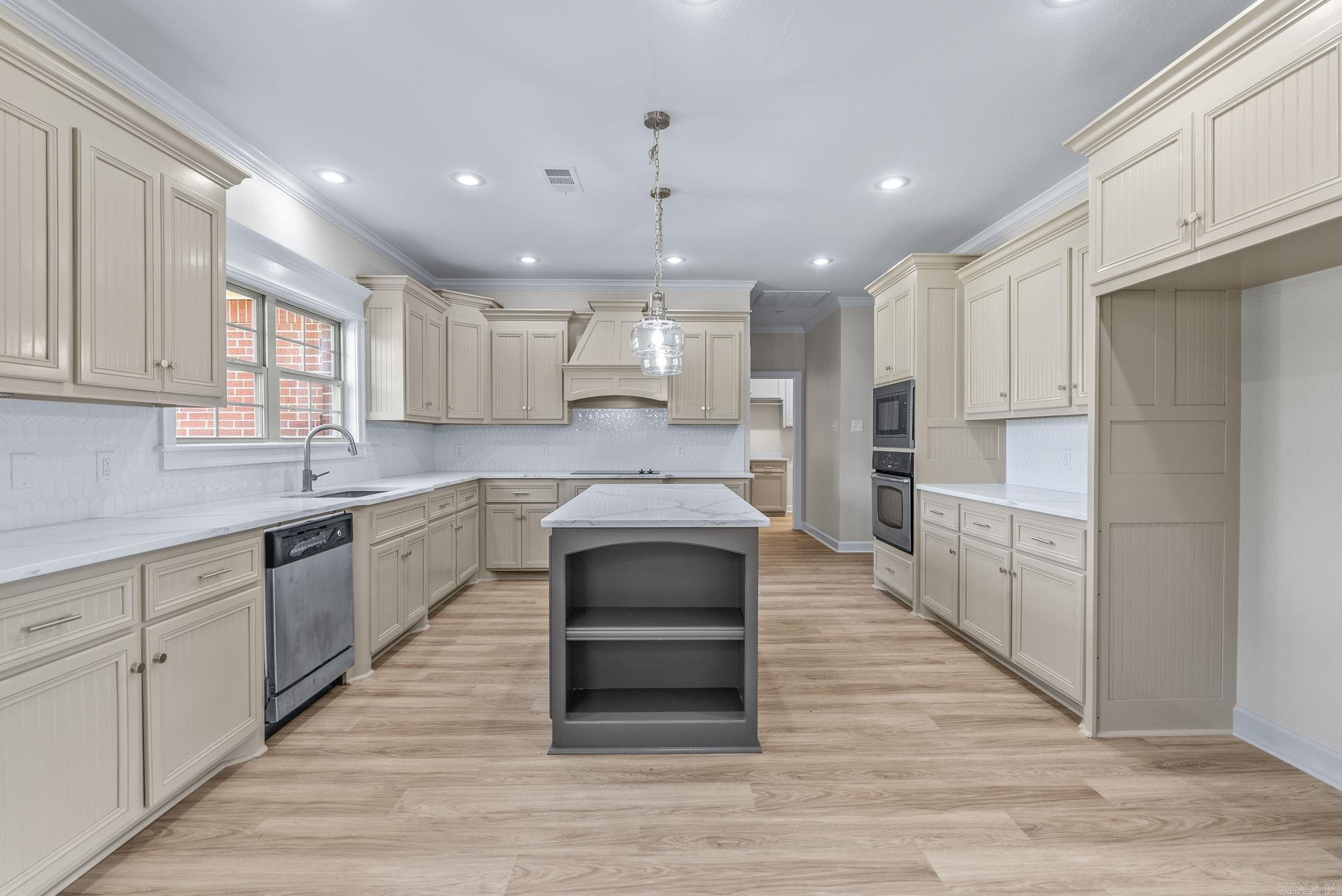 HUNTINGTON ESTATES - Residential