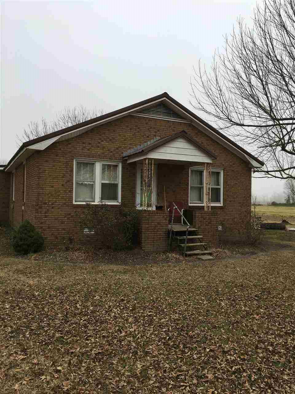 Cute shotgun house located outside Greenway in the Piggott school district. Several shade trees and a large metal 30 x30 shop building. Sits on beautiful 6 acres (currently used as pasture/hay). 3 bedrooms, 2 full baths, cedar kitchen walls, large laundry room.
