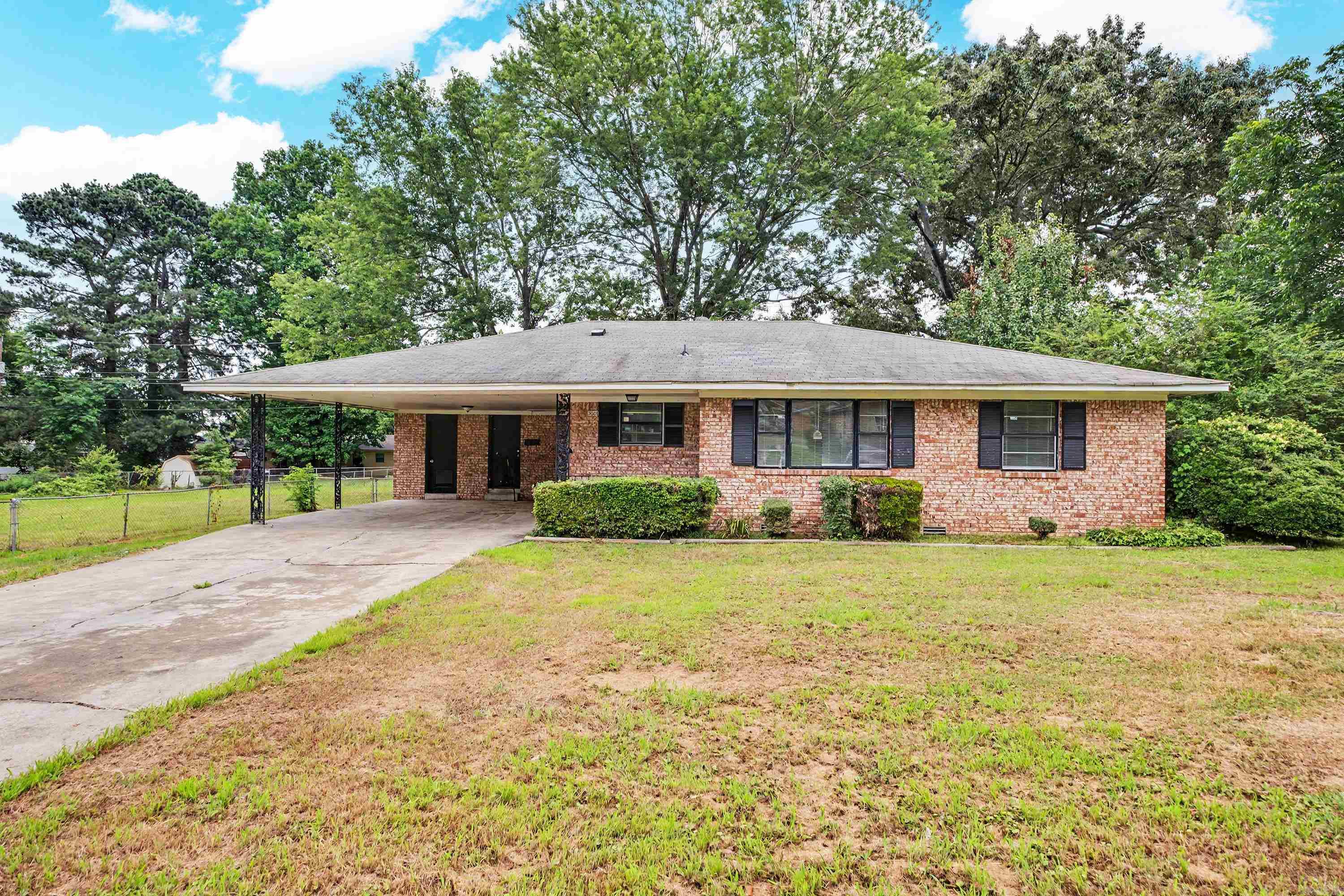 Perfect starter home or investment property, giant .56 acre yard perfect for large garden. Sold AS IS, no seller property disclosure provided. Make your showing appt today.