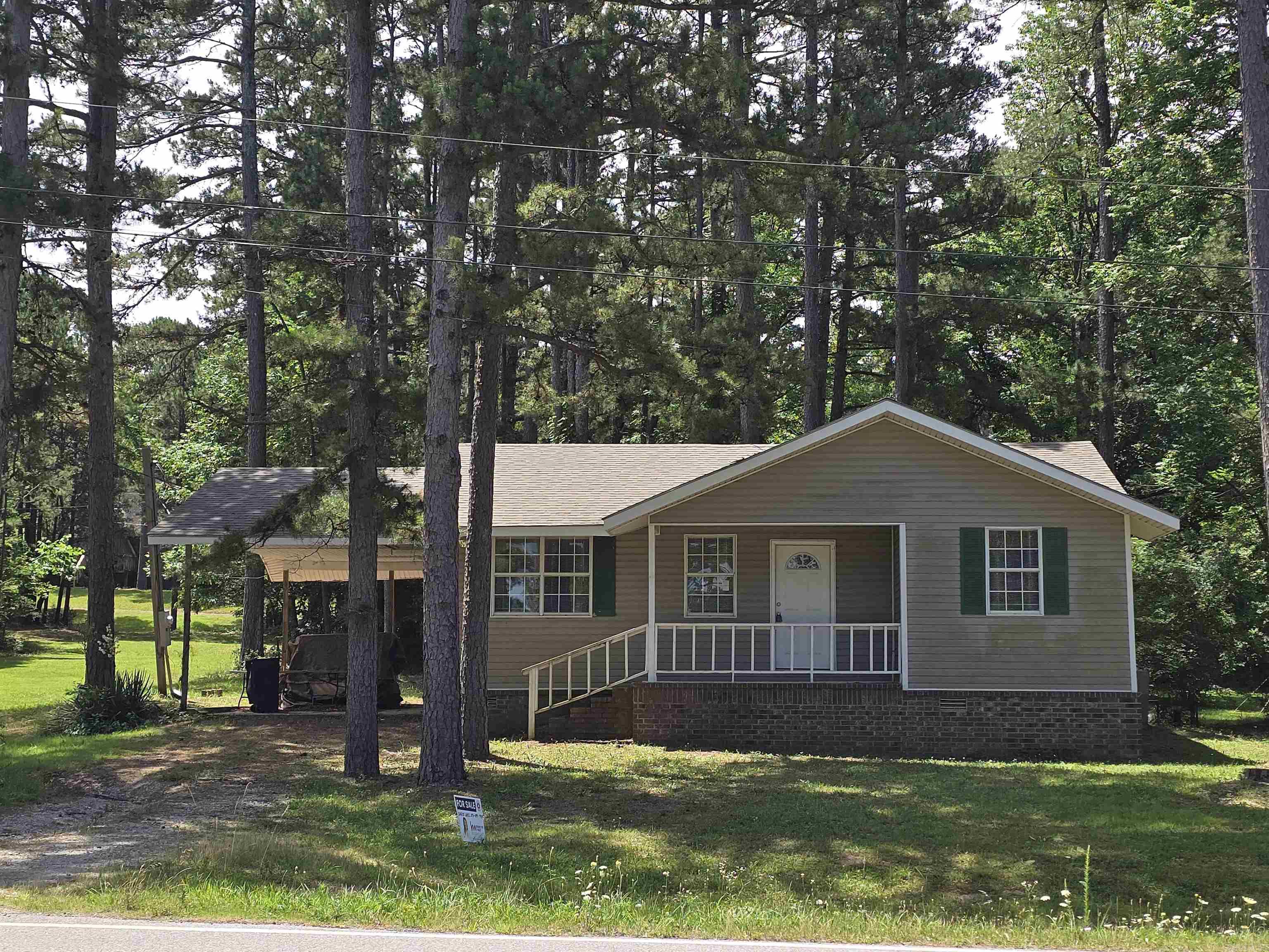 If country living with convenience is your dream, then this super cute 3 bed/ 2 bath home in Melbourne, Arkansas is sure to check all your boxes! Located in Izard County this home is near the small community of Melbourne. Local conveniences include a grocery store, hardware store, fast food, restaurants, gas stations and other locally owned businesses such as a coffee and tea shop, boutique and let's not forget a golf course with it's own restaurant open to the public as well! This charming community is just that... a community. Living in rural Arkansas is a blessing to most! The home has some recent updates with newer appliances and flooring. An open concept floor plan makes this home feel spacious and inviting. Sitting on a main paved road, this home is close to all of the amenities in Melbourne. With around a quarter of an Acre for a yard, there is plenty of space to play and should be easy to maintain. Priced to sell quickly, this home will not last!