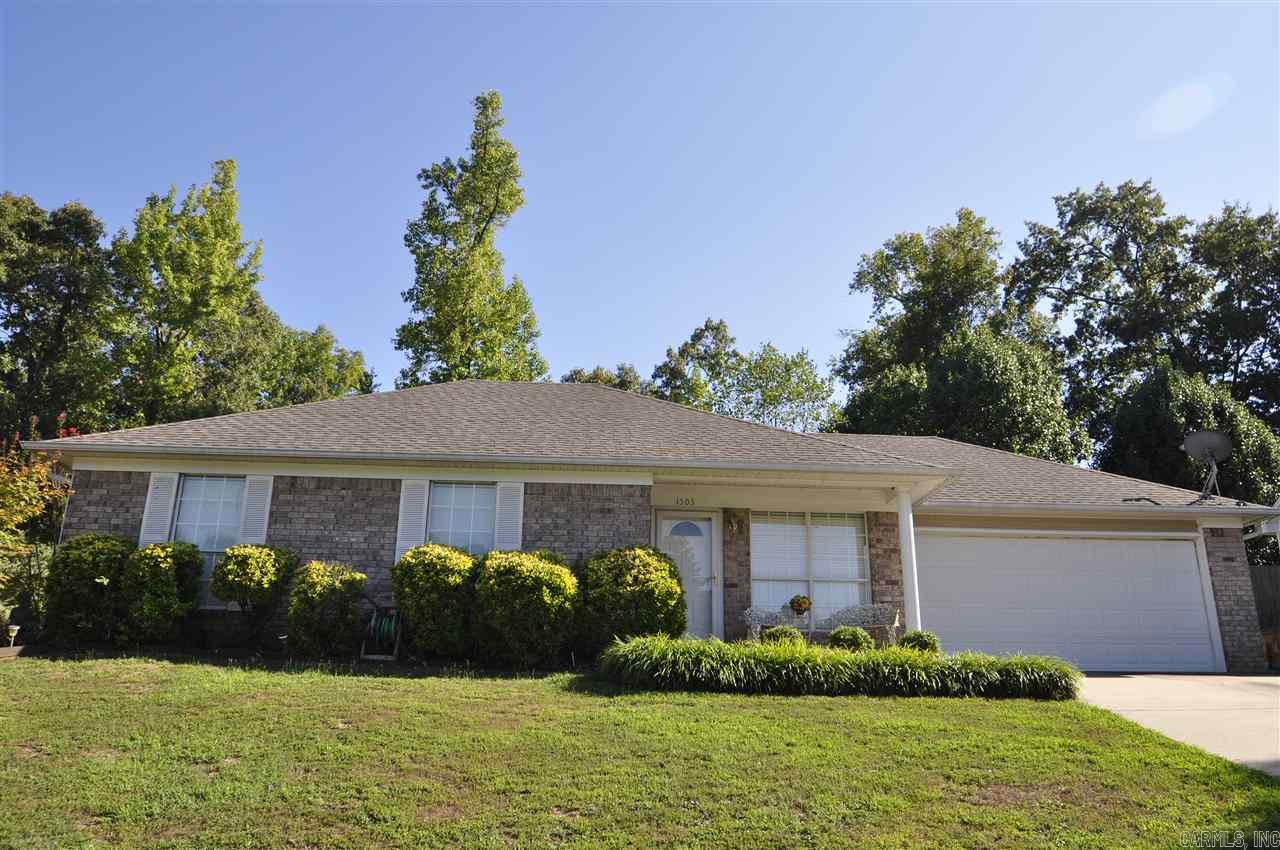Beautiful well maintained home in a great neighborhood! Roof only 5 years old! Vaulted ceiling and laminate hardwoods in the living room. Nice kitchen with a gas stove, dining area and a lot of cabinet space. Large master bedroom with walk-in closet. Large fenced in backyard with nice patio. Workshop area in the garage! Benton schools! Close to everything for an easy commute!