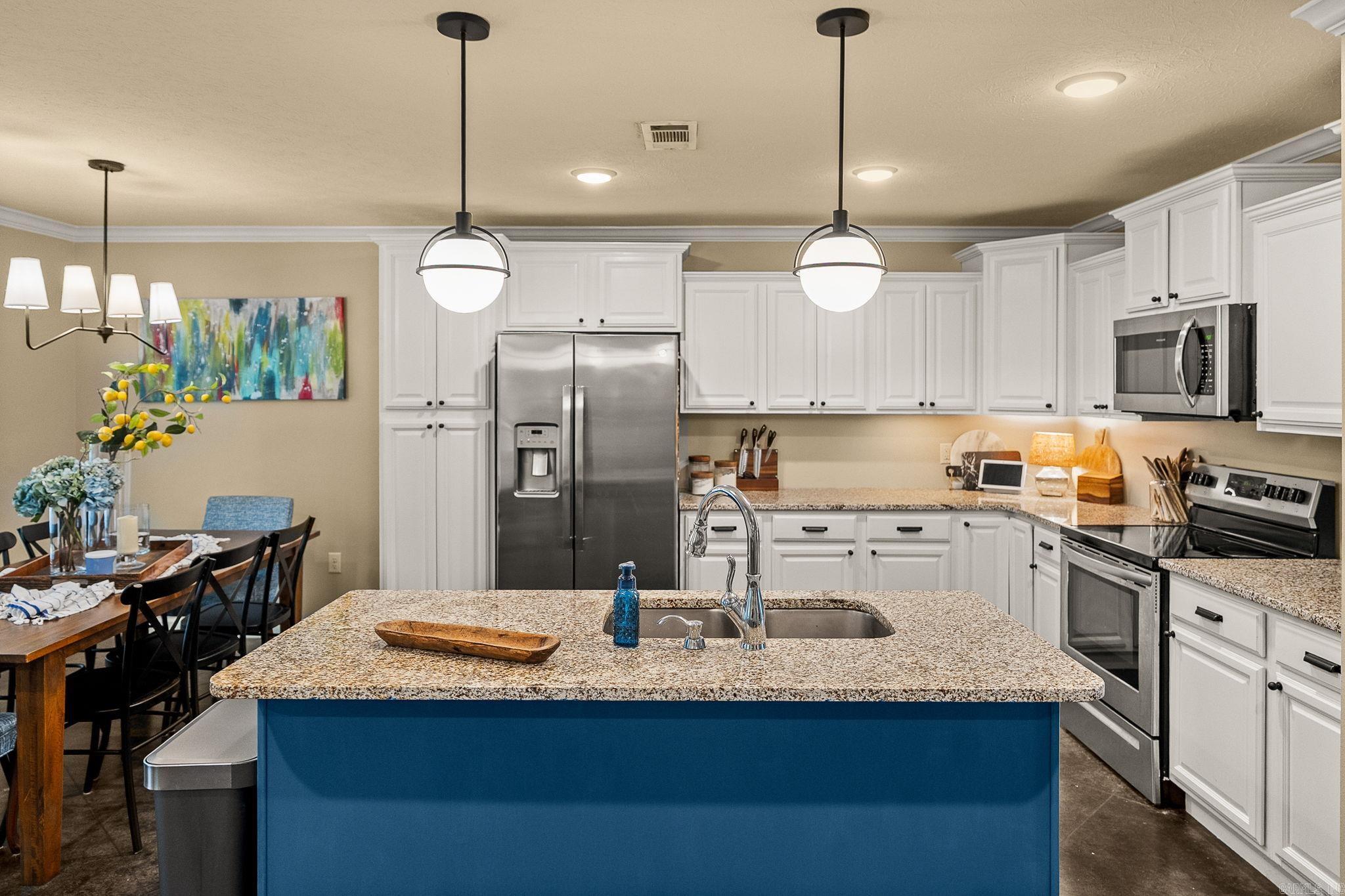 MAKENNA COVE - Residential