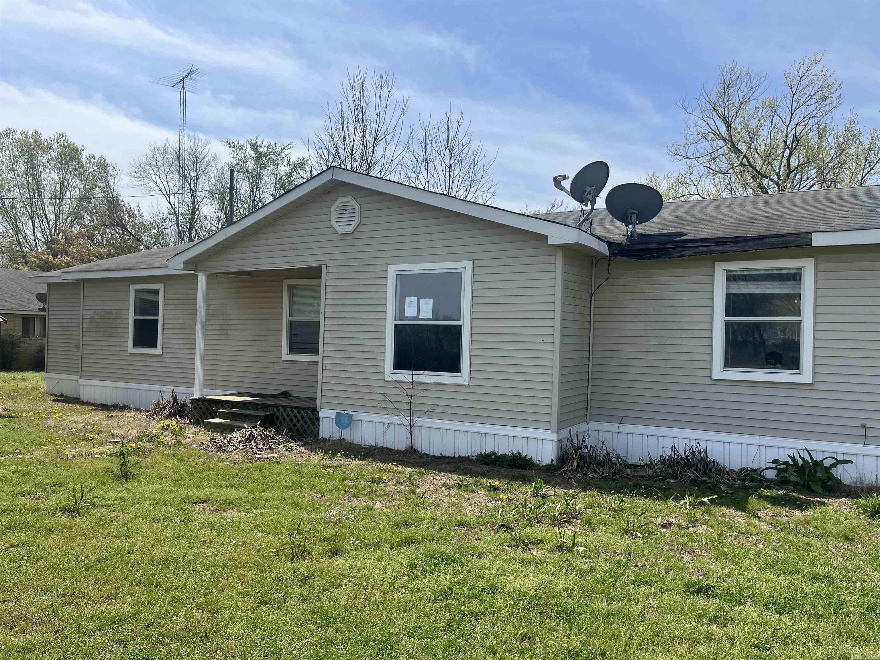 New Investment Opportunity! Are you an investor or house flipper looking for your next project? This property has great potential and just needs a little TLC to become Home Sweet Home!  Priced to sell AS-IS — no repairs will be made. Don’t miss your chance to transform this diamond in the rough into a dream home or profitable flip!