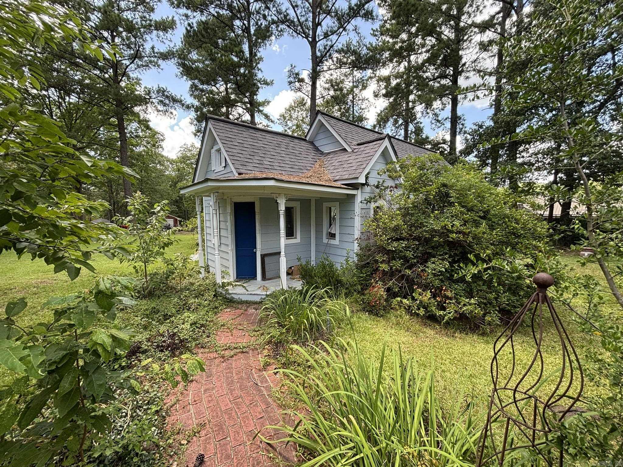 HOLLOW HILLS - Residential