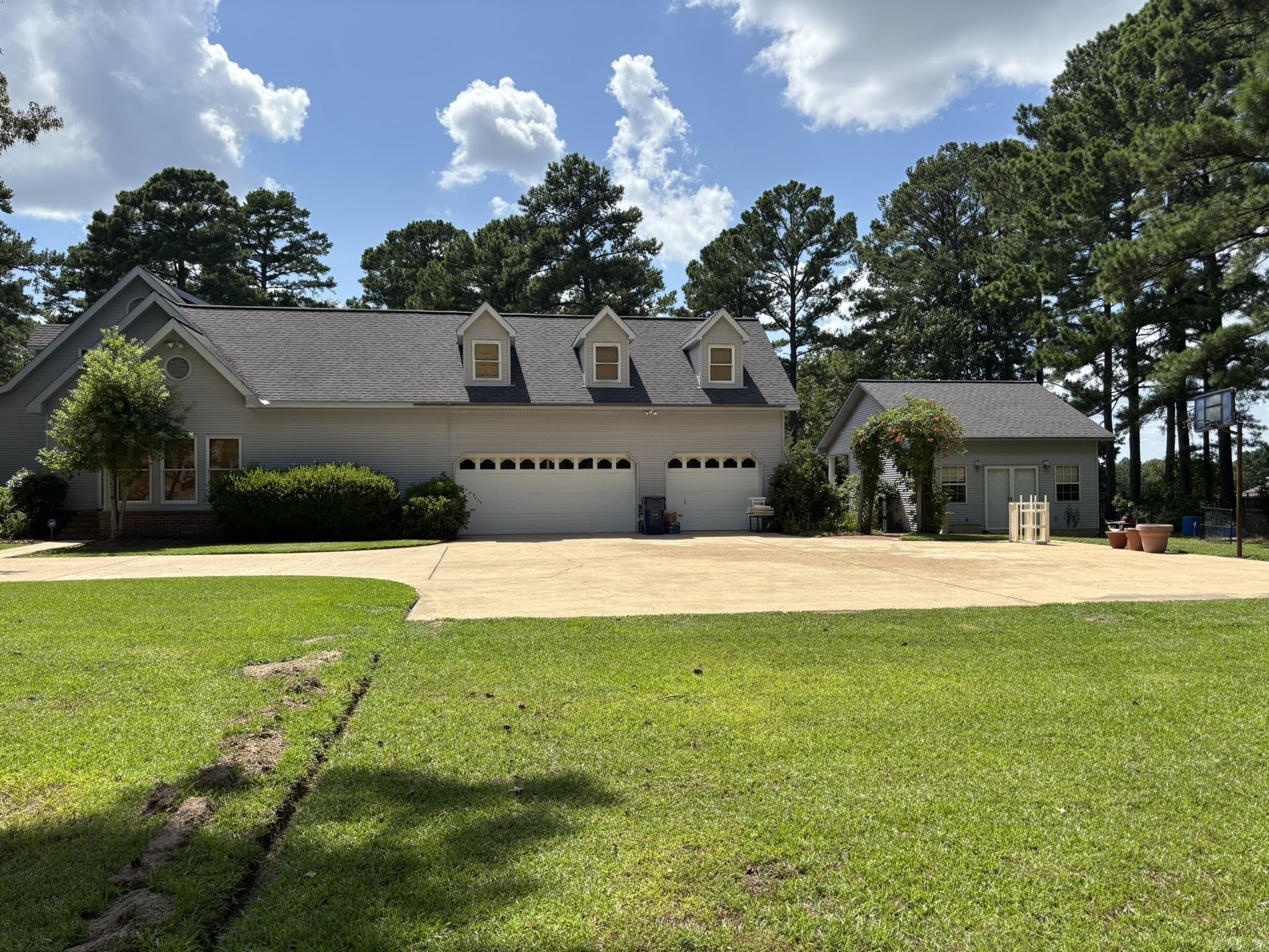 HOLLOW HILLS - Residential